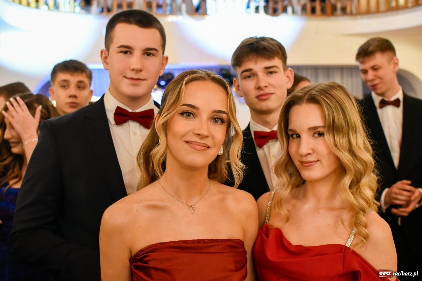 Zdjęcie w galerii na portalu naszraciborz.pl: Studniówka II LO im. Adama Mickiewicza w Raciborzu: blisko 300 osób bawi się w Rogowie wiadomości z regionu