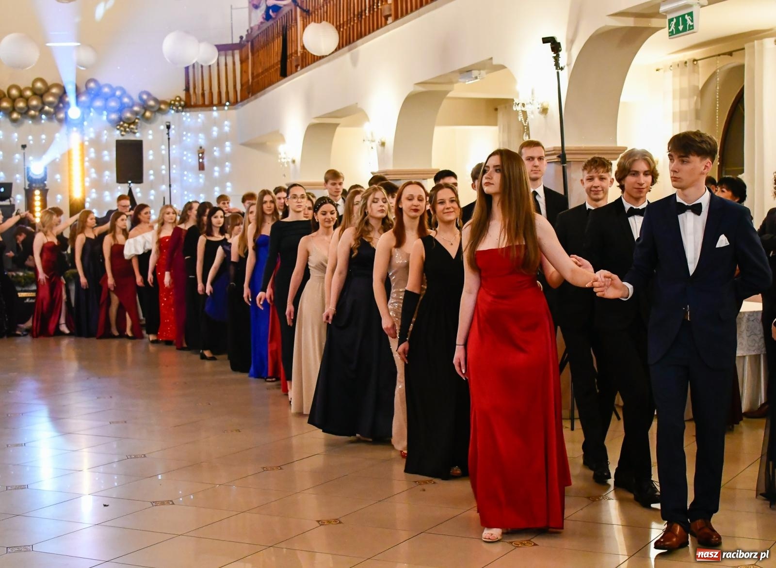 Zdjęcie w galerii na portalu naszraciborz.pl: Studniówka II LO im. Adama Mickiewicza w Raciborzu: blisko 300 osób bawi się w Rogowie wiadomości z regionu