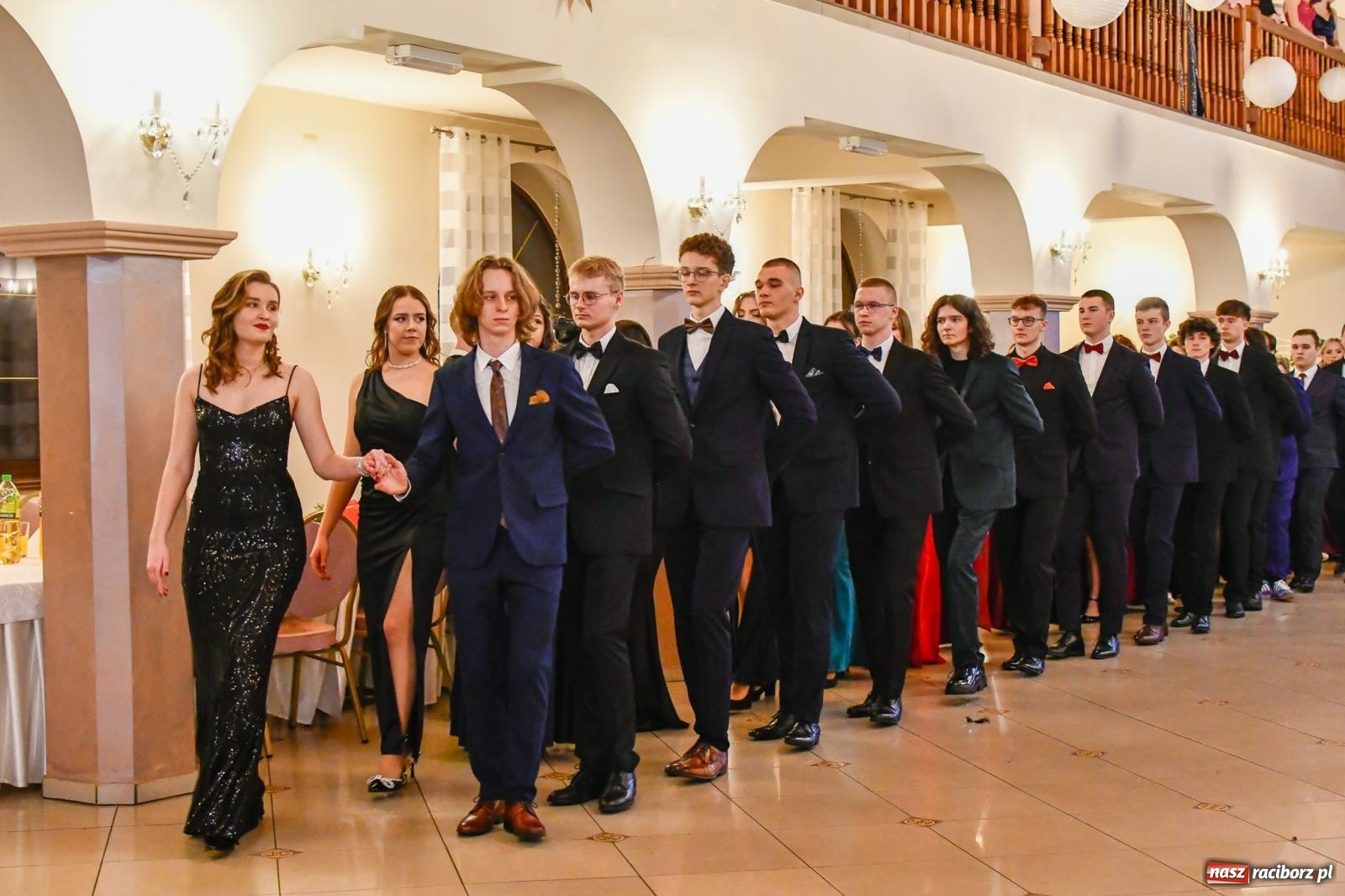 Zdjęcie w galerii na portalu naszraciborz.pl: Studniówka II LO im. Adama Mickiewicza w Raciborzu: blisko 300 osób bawi się w Rogowie wiadomości z regionu