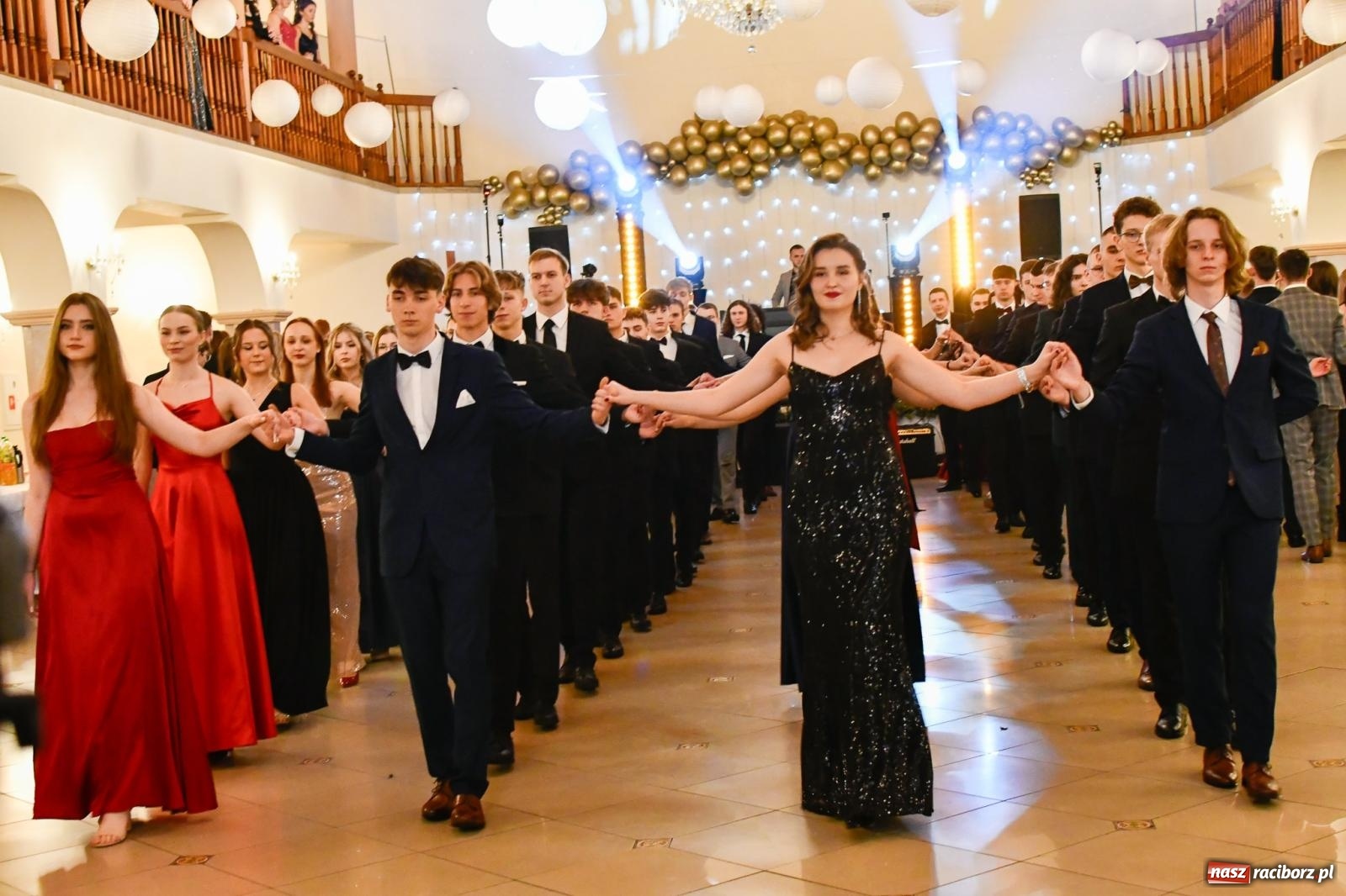 Zdjęcie w galerii na portalu naszraciborz.pl: Studniówka II LO im. Adama Mickiewicza w Raciborzu: blisko 300 osób bawi się w Rogowie wiadomości z regionu