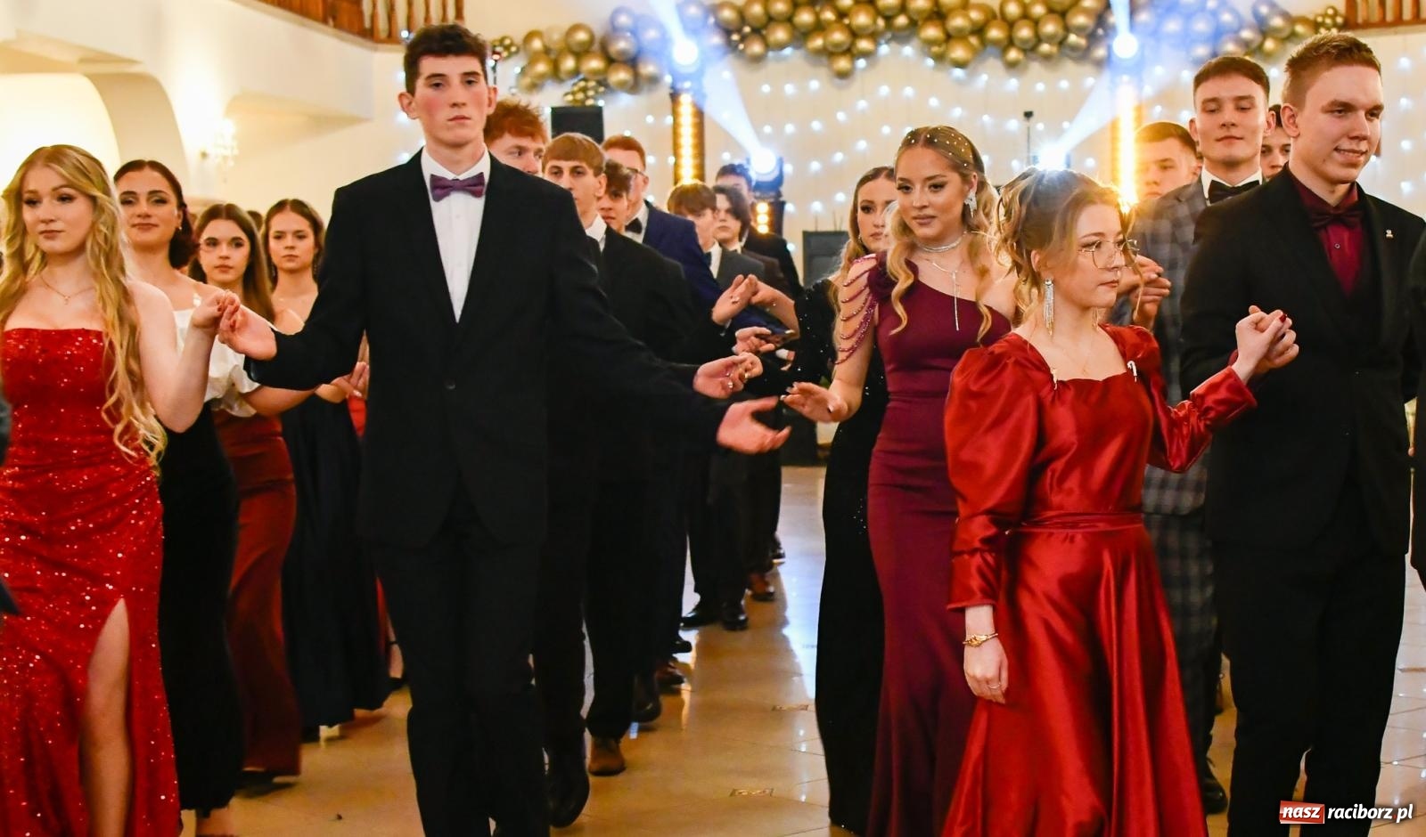 Zdjęcie w galerii na portalu naszraciborz.pl: Studniówka II LO im. Adama Mickiewicza w Raciborzu: blisko 300 osób bawi się w Rogowie wiadomości z regionu