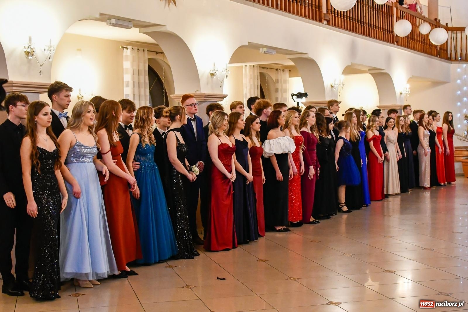 Zdjęcie w galerii na portalu naszraciborz.pl: Studniówka II LO im. Adama Mickiewicza w Raciborzu: blisko 300 osób bawi się w Rogowie wiadomości z regionu