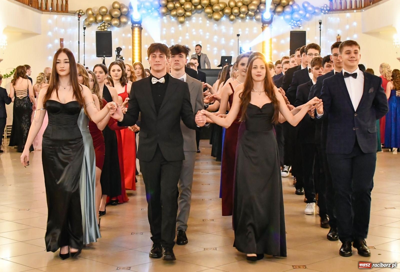 Zdjęcie w galerii na portalu naszraciborz.pl: Studniówka II LO im. Adama Mickiewicza w Raciborzu: blisko 300 osób bawi się w Rogowie wiadomości z regionu
