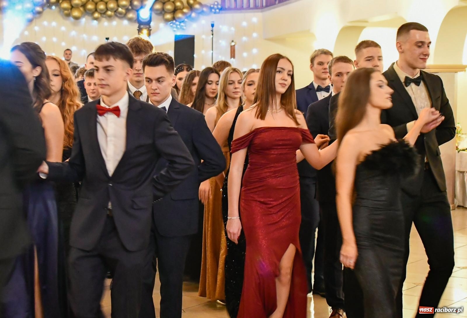 Zdjęcie w galerii na portalu naszraciborz.pl: Studniówka II LO im. Adama Mickiewicza w Raciborzu: blisko 300 osób bawi się w Rogowie wiadomości z regionu