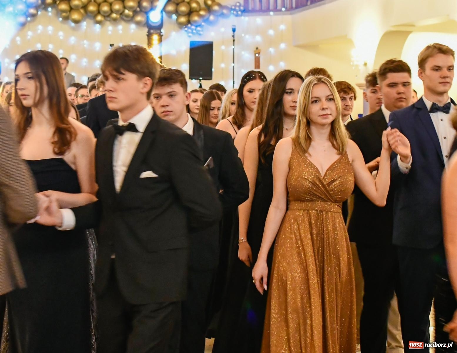 Zdjęcie w galerii na portalu naszraciborz.pl: Studniówka II LO im. Adama Mickiewicza w Raciborzu: blisko 300 osób bawi się w Rogowie wiadomości z regionu