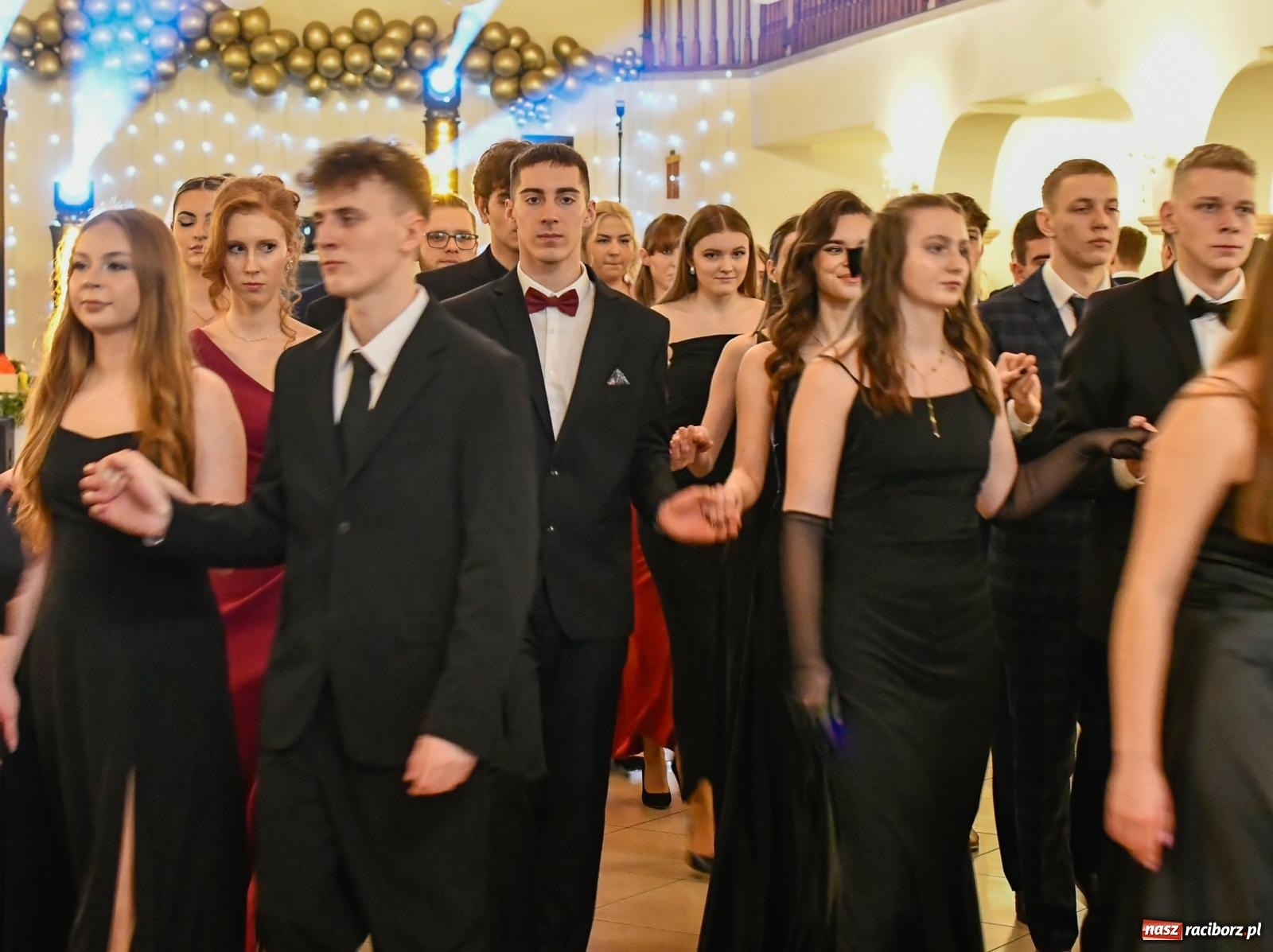 Zdjęcie w galerii na portalu naszraciborz.pl: Studniówka II LO im. Adama Mickiewicza w Raciborzu: blisko 300 osób bawi się w Rogowie wiadomości z regionu