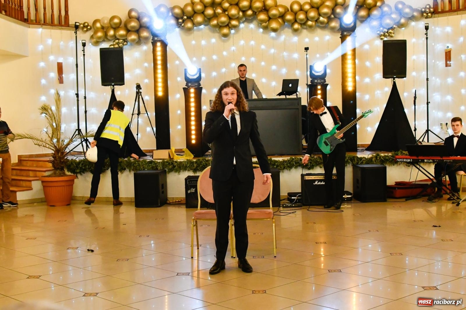 Zdjęcie w galerii na portalu naszraciborz.pl: Studniówka II LO im. Adama Mickiewicza w Raciborzu: blisko 300 osób bawi się w Rogowie wiadomości z regionu