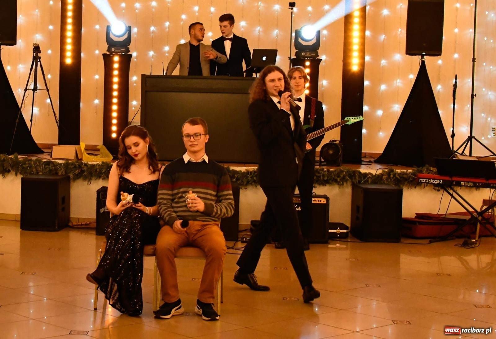 Zdjęcie w galerii na portalu naszraciborz.pl: Studniówka II LO im. Adama Mickiewicza w Raciborzu: blisko 300 osób bawi się w Rogowie wiadomości z regionu