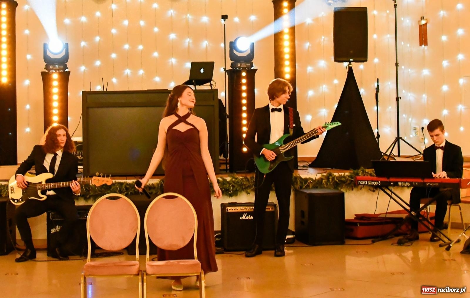 Zdjęcie w galerii na portalu naszraciborz.pl: Studniówka II LO im. Adama Mickiewicza w Raciborzu: blisko 300 osób bawi się w Rogowie wiadomości z regionu