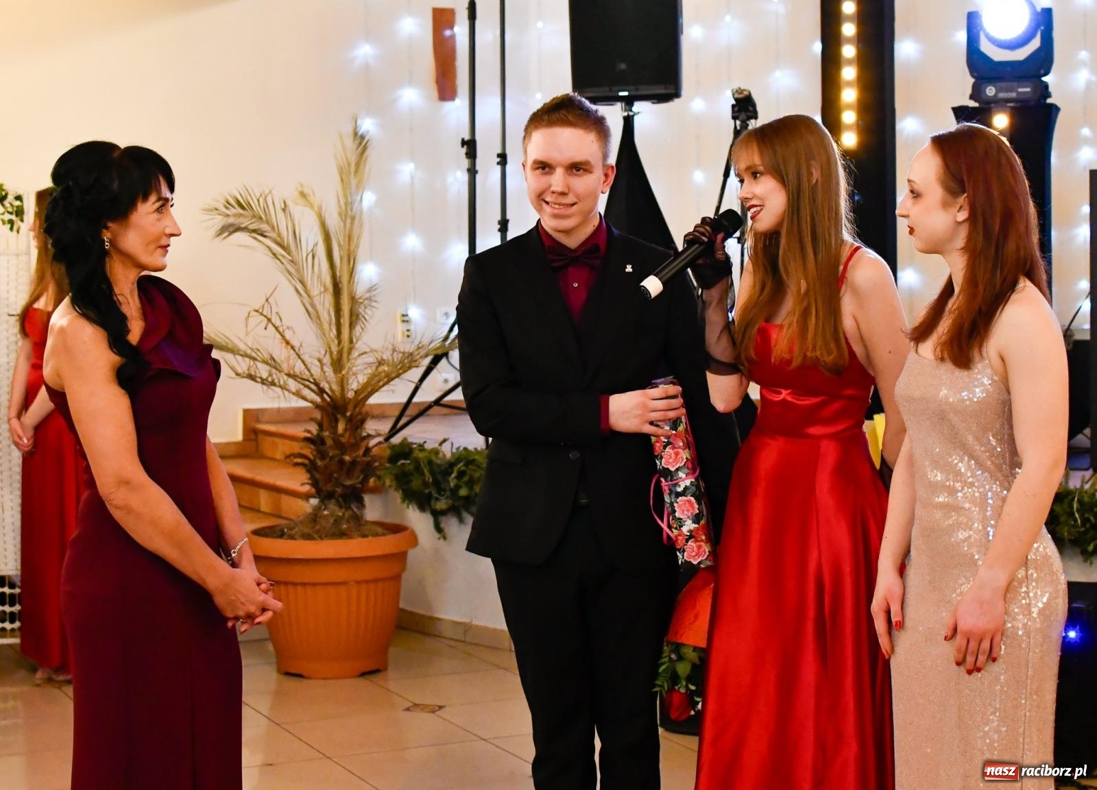 Zdjęcie w galerii na portalu naszraciborz.pl: Studniówka II LO im. Adama Mickiewicza w Raciborzu: blisko 300 osób bawi się w Rogowie wiadomości z regionu