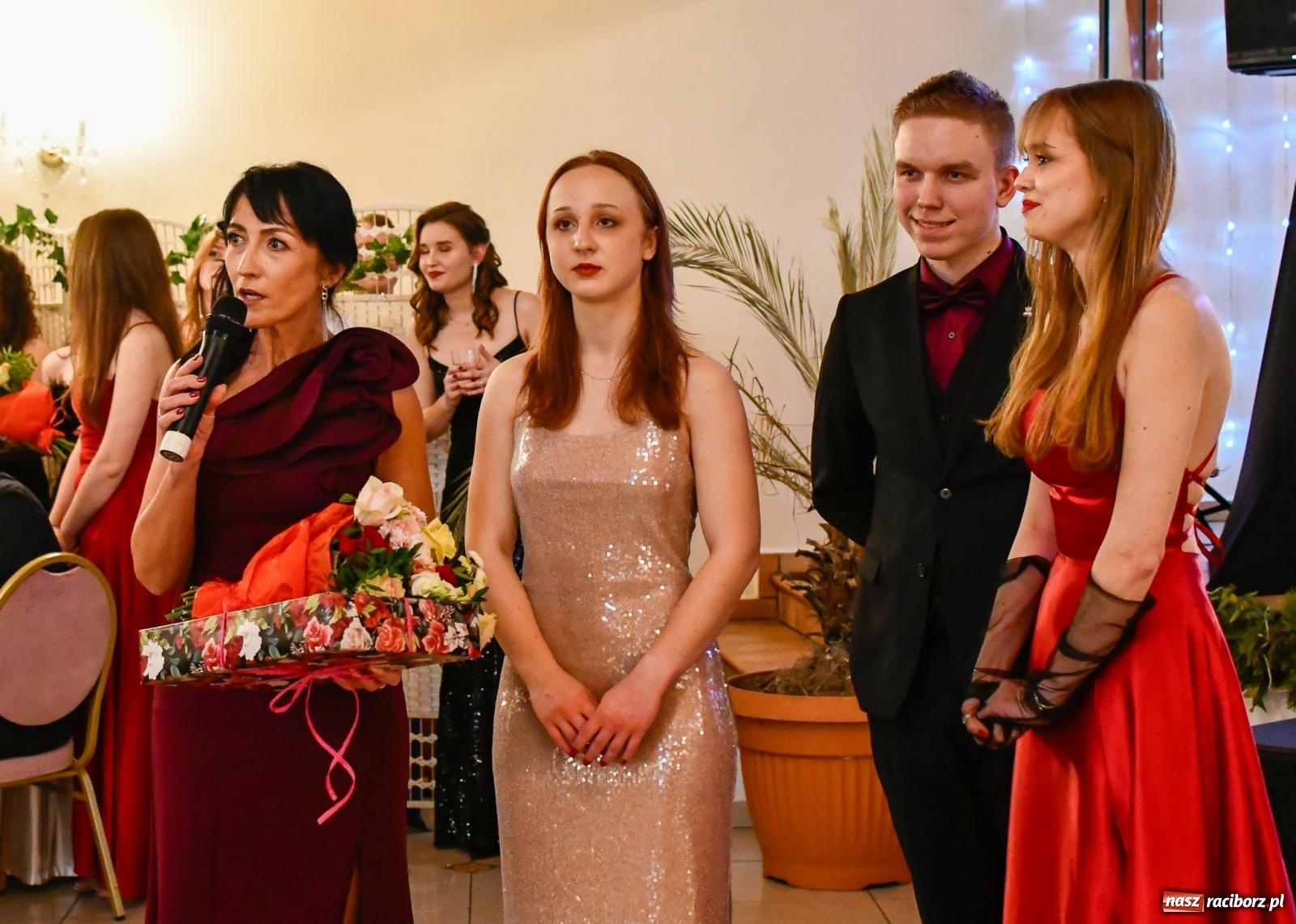 Zdjęcie w galerii na portalu naszraciborz.pl: Studniówka II LO im. Adama Mickiewicza w Raciborzu: blisko 300 osób bawi się w Rogowie wiadomości z regionu