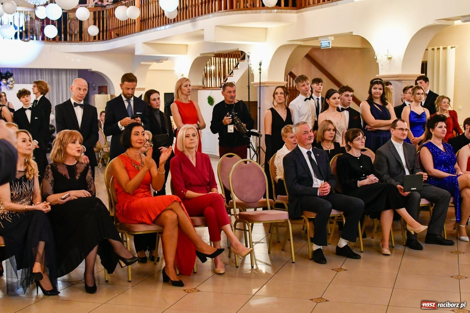 Zdjęcie w galerii na portalu naszraciborz.pl: Studniówka II LO im. Adama Mickiewicza w Raciborzu: blisko 300 osób bawi się w Rogowie wiadomości z regionu