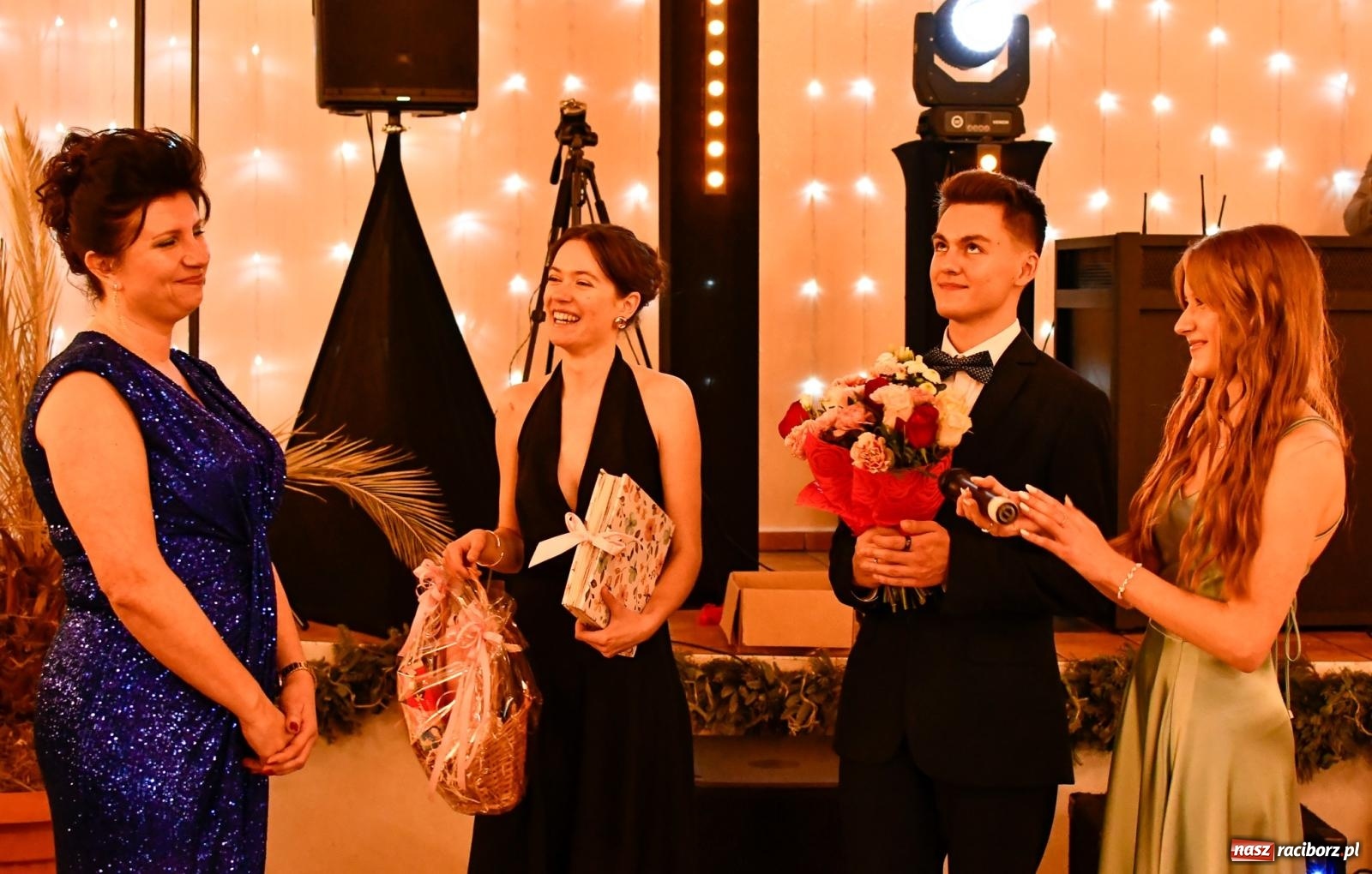 Zdjęcie w galerii na portalu naszraciborz.pl: Studniówka II LO im. Adama Mickiewicza w Raciborzu: blisko 300 osób bawi się w Rogowie wiadomości z regionu