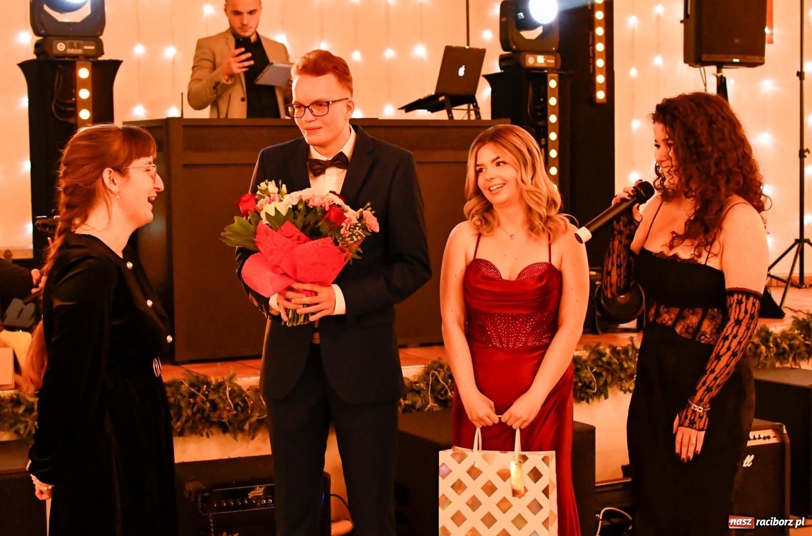 Zdjęcie w galerii na portalu naszraciborz.pl: Studniówka II LO im. Adama Mickiewicza w Raciborzu: blisko 300 osób bawi się w Rogowie wiadomości z regionu