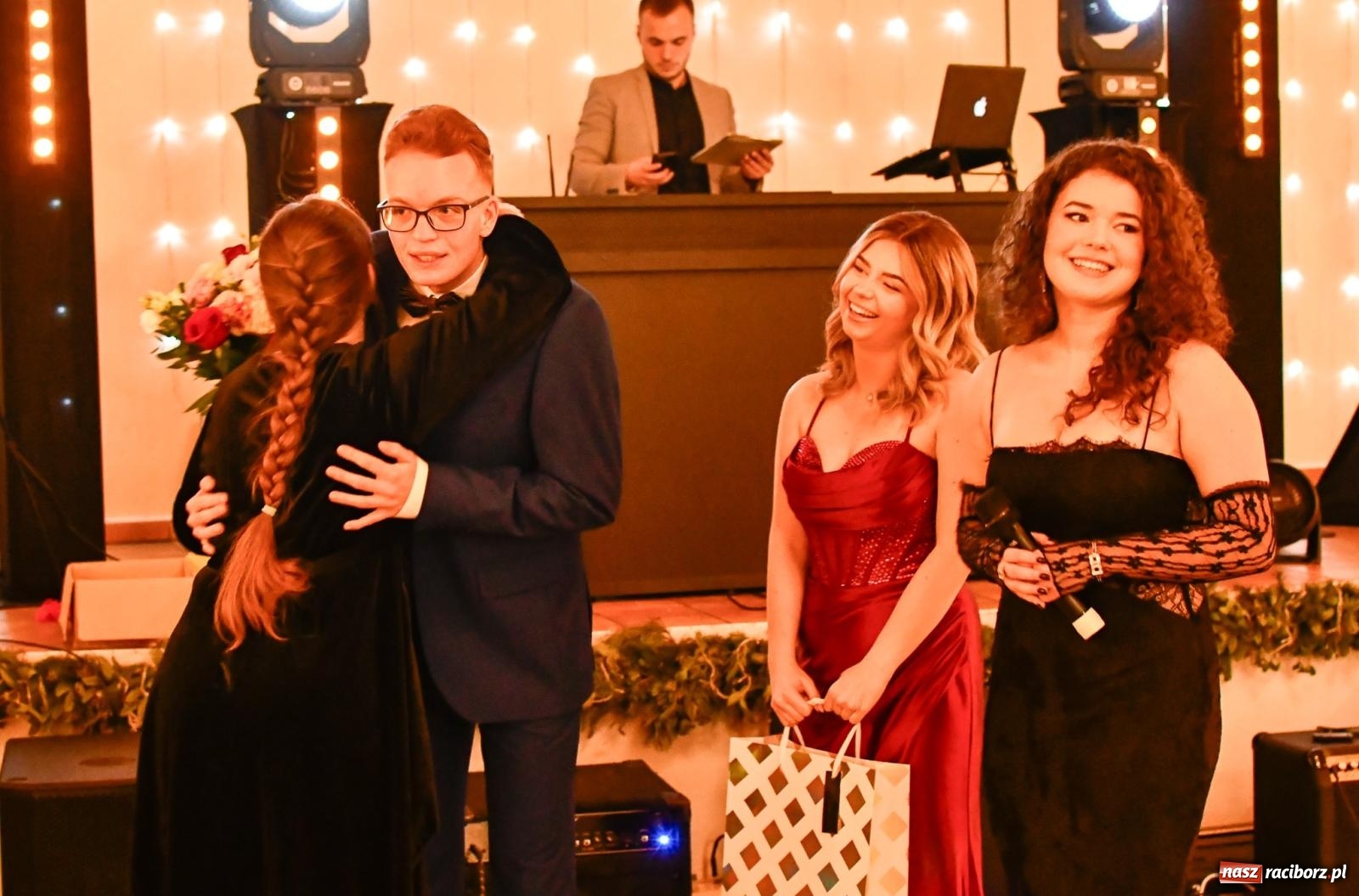 Zdjęcie w galerii na portalu naszraciborz.pl: Studniówka II LO im. Adama Mickiewicza w Raciborzu: blisko 300 osób bawi się w Rogowie wiadomości z regionu