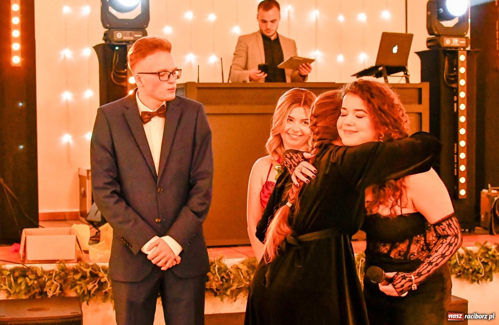 Zdjęcie w galerii na portalu naszraciborz.pl: Studniówka II LO im. Adama Mickiewicza w Raciborzu: blisko 300 osób bawi się w Rogowie wiadomości z regionu