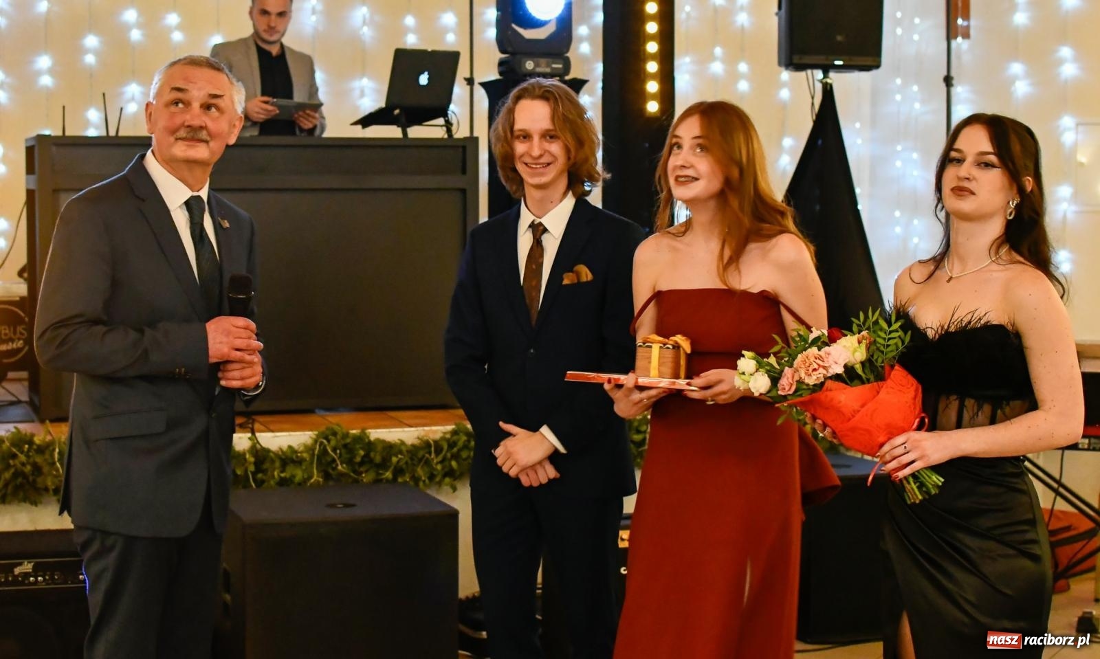 Zdjęcie w galerii na portalu naszraciborz.pl: Studniówka II LO im. Adama Mickiewicza w Raciborzu: blisko 300 osób bawi się w Rogowie wiadomości z regionu