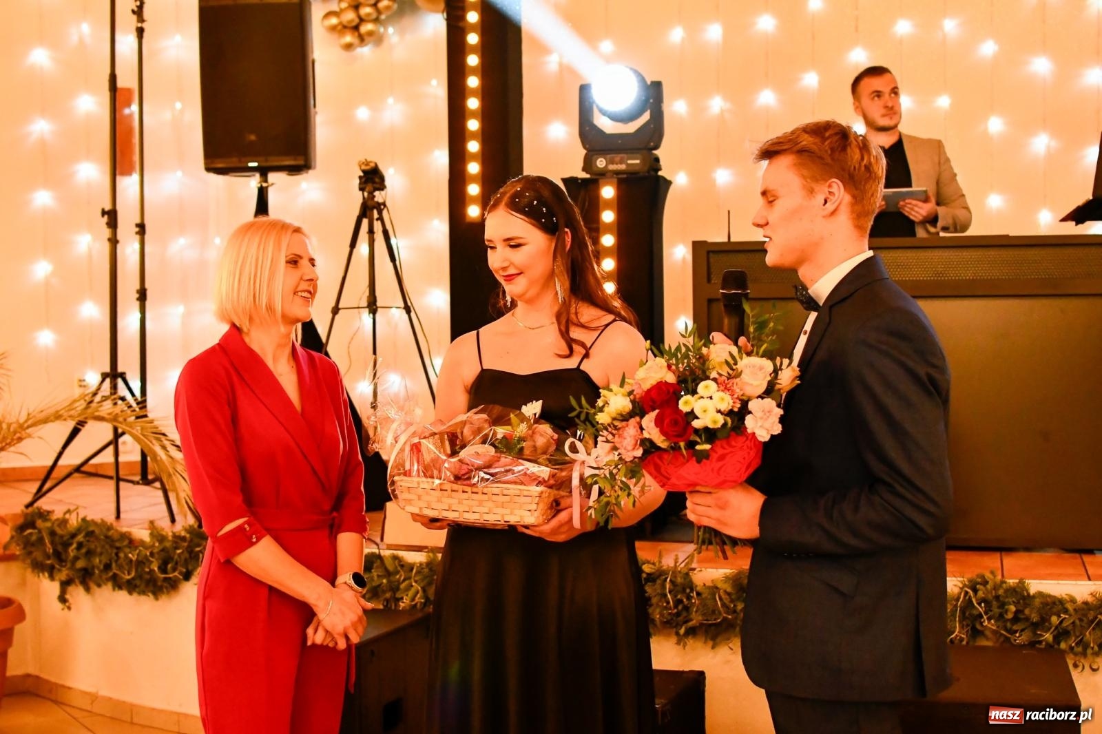 Zdjęcie w galerii na portalu naszraciborz.pl: Studniówka II LO im. Adama Mickiewicza w Raciborzu: blisko 300 osób bawi się w Rogowie wiadomości z regionu