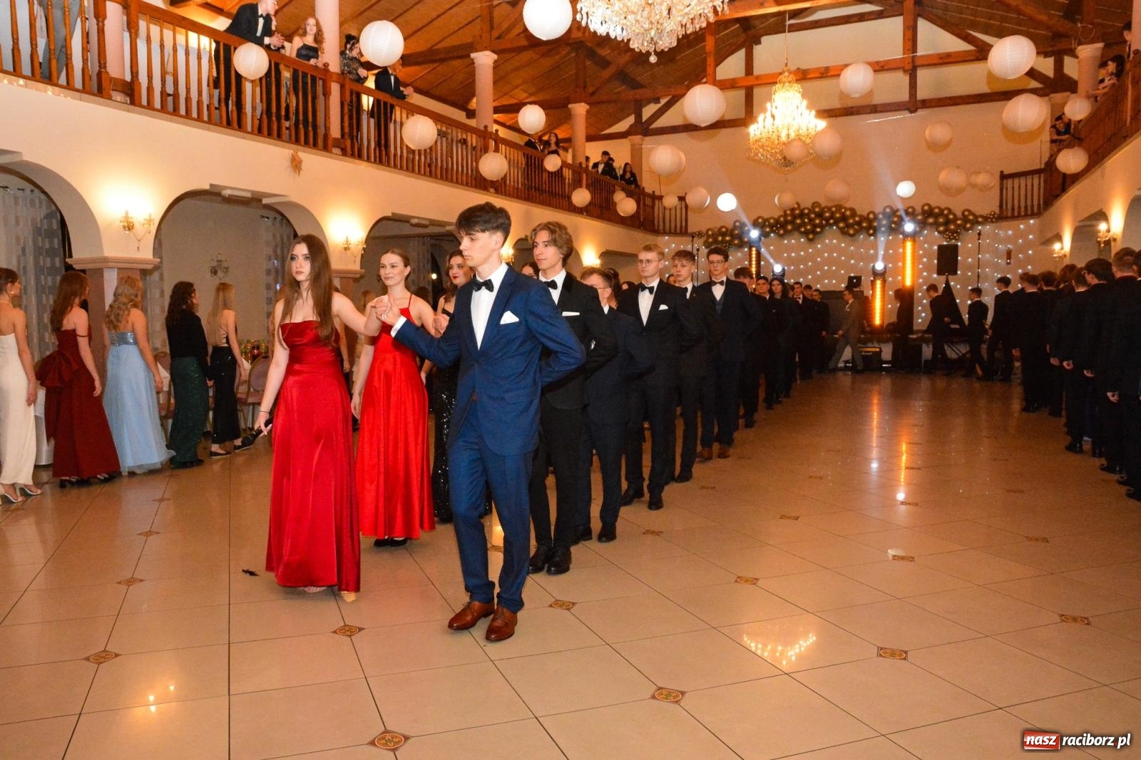 Zdjęcie w galerii na portalu naszraciborz.pl: Studniówka II LO im. Adama Mickiewicza w Raciborzu: blisko 300 osób bawi się w Rogowie wiadomości z regionu