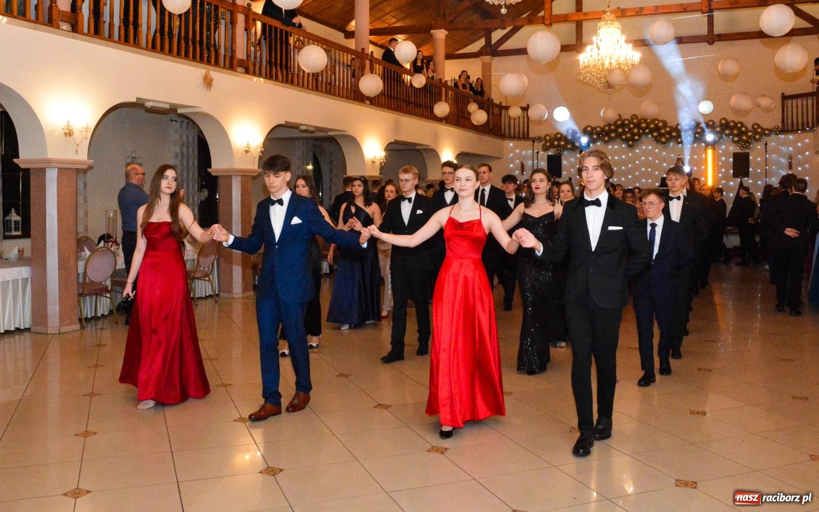 Zdjęcie w galerii na portalu naszraciborz.pl: Studniówka II LO im. Adama Mickiewicza w Raciborzu: blisko 300 osób bawi się w Rogowie wiadomości z regionu