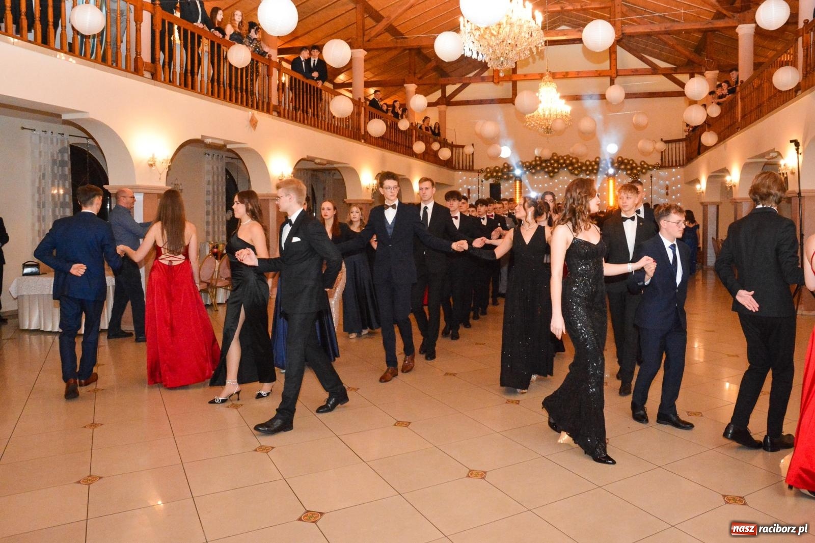 Zdjęcie w galerii na portalu naszraciborz.pl: Studniówka II LO im. Adama Mickiewicza w Raciborzu: blisko 300 osób bawi się w Rogowie wiadomości z regionu