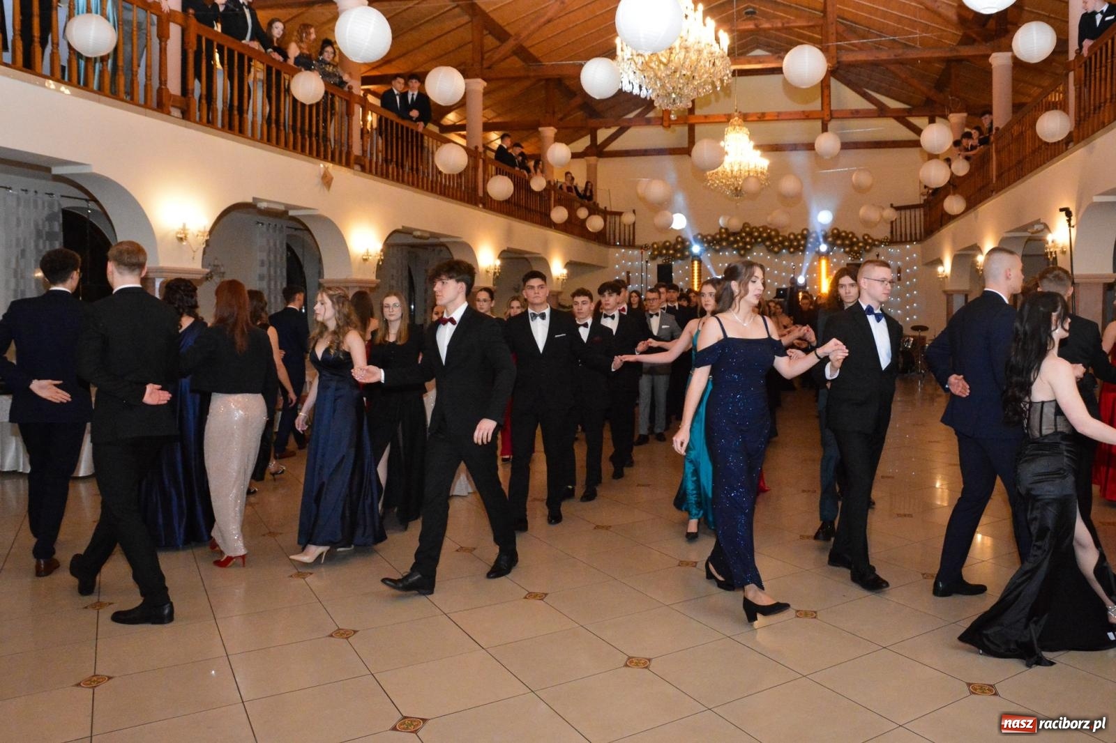 Zdjęcie w galerii na portalu naszraciborz.pl: Studniówka II LO im. Adama Mickiewicza w Raciborzu: blisko 300 osób bawi się w Rogowie wiadomości z regionu