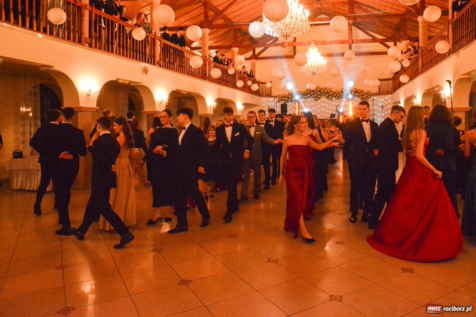 Zdjęcie w galerii na portalu naszraciborz.pl: Studniówka II LO im. Adama Mickiewicza w Raciborzu: blisko 300 osób bawi się w Rogowie wiadomości z regionu