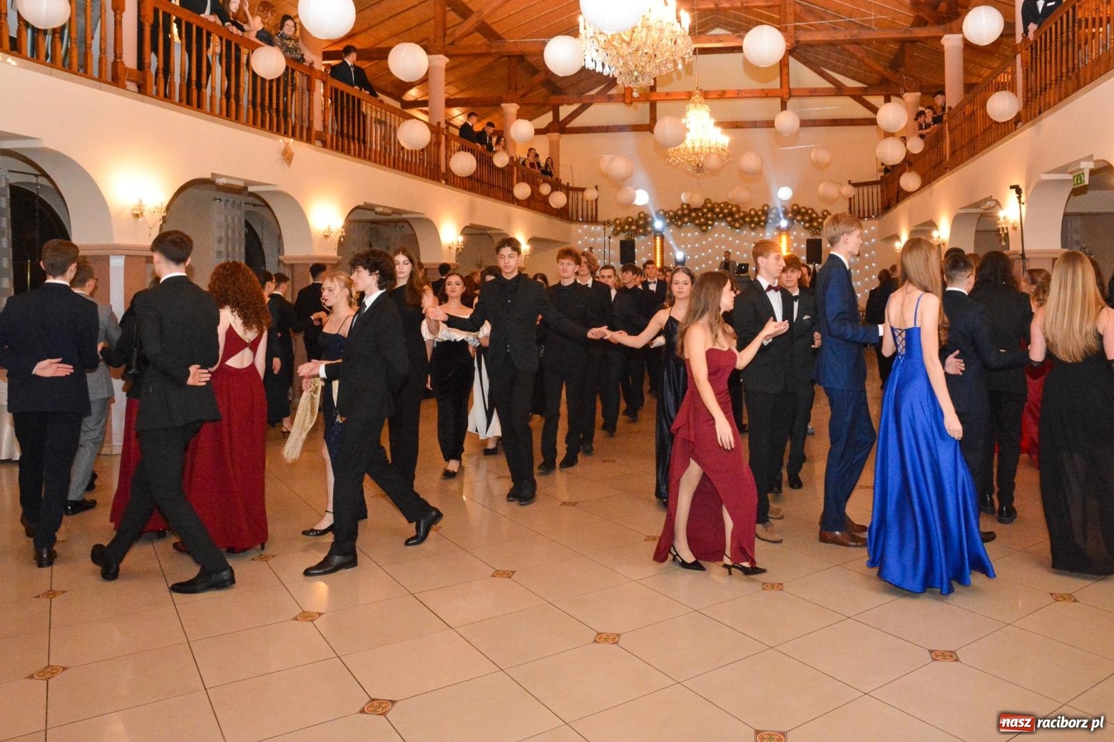 Zdjęcie w galerii na portalu naszraciborz.pl: Studniówka II LO im. Adama Mickiewicza w Raciborzu: blisko 300 osób bawi się w Rogowie wiadomości z regionu