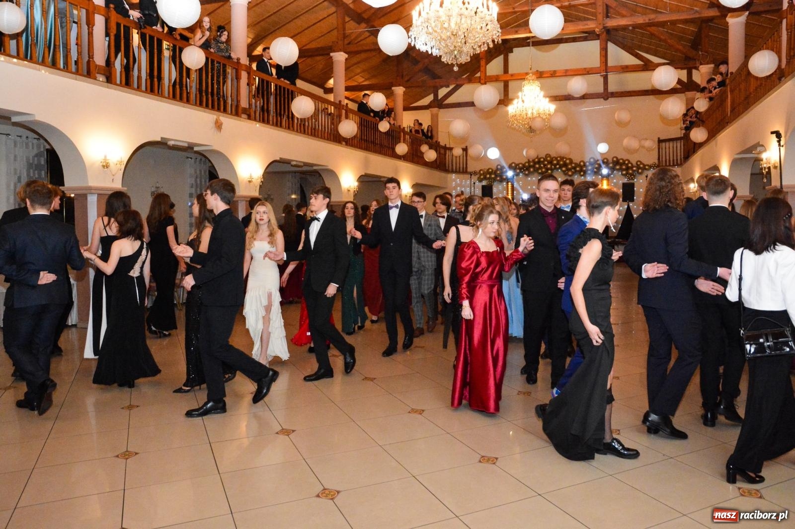 Zdjęcie w galerii na portalu naszraciborz.pl: Studniówka II LO im. Adama Mickiewicza w Raciborzu: blisko 300 osób bawi się w Rogowie wiadomości z regionu