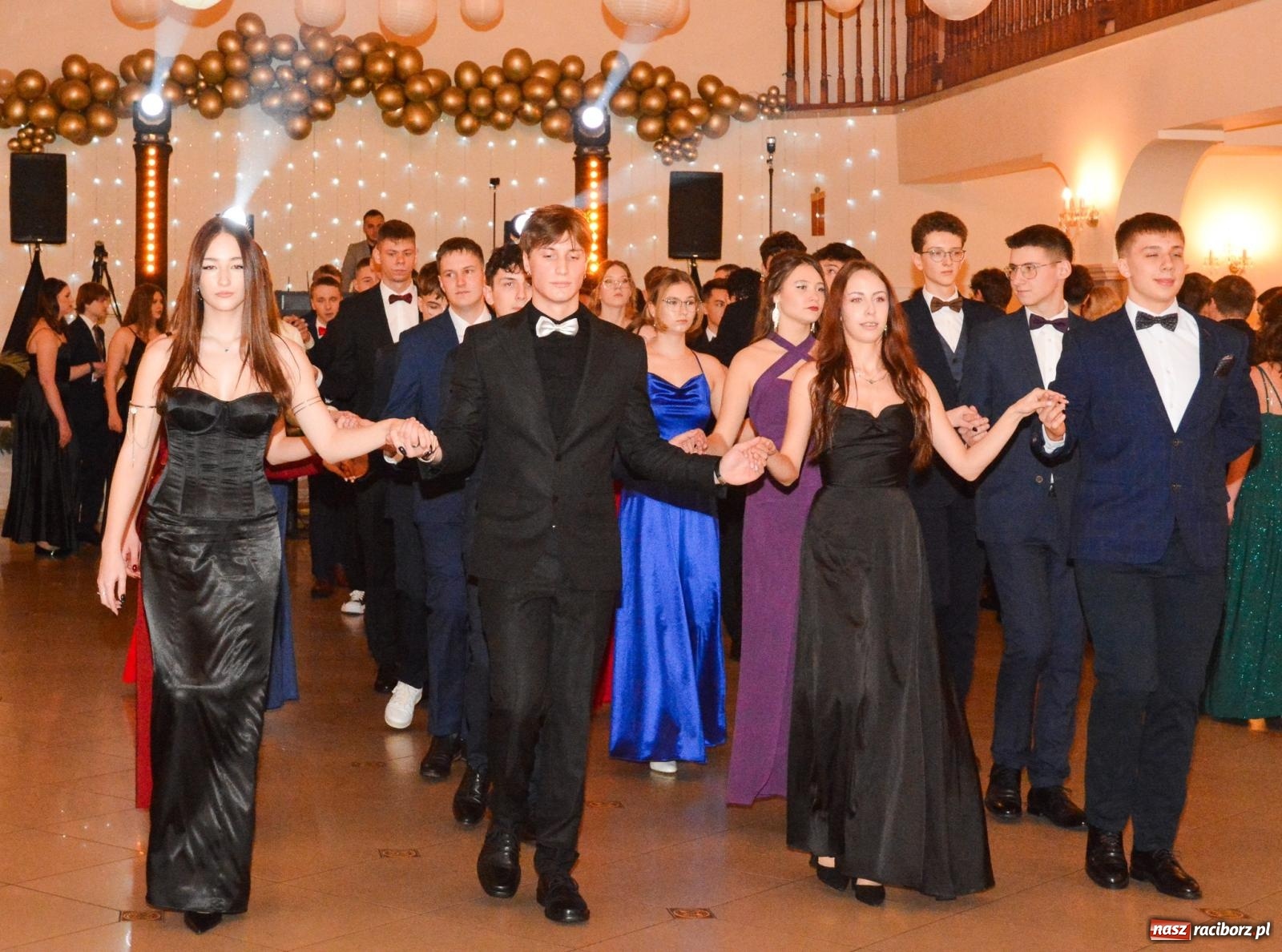 Zdjęcie w galerii na portalu naszraciborz.pl: Studniówka II LO im. Adama Mickiewicza w Raciborzu: blisko 300 osób bawi się w Rogowie wiadomości z regionu