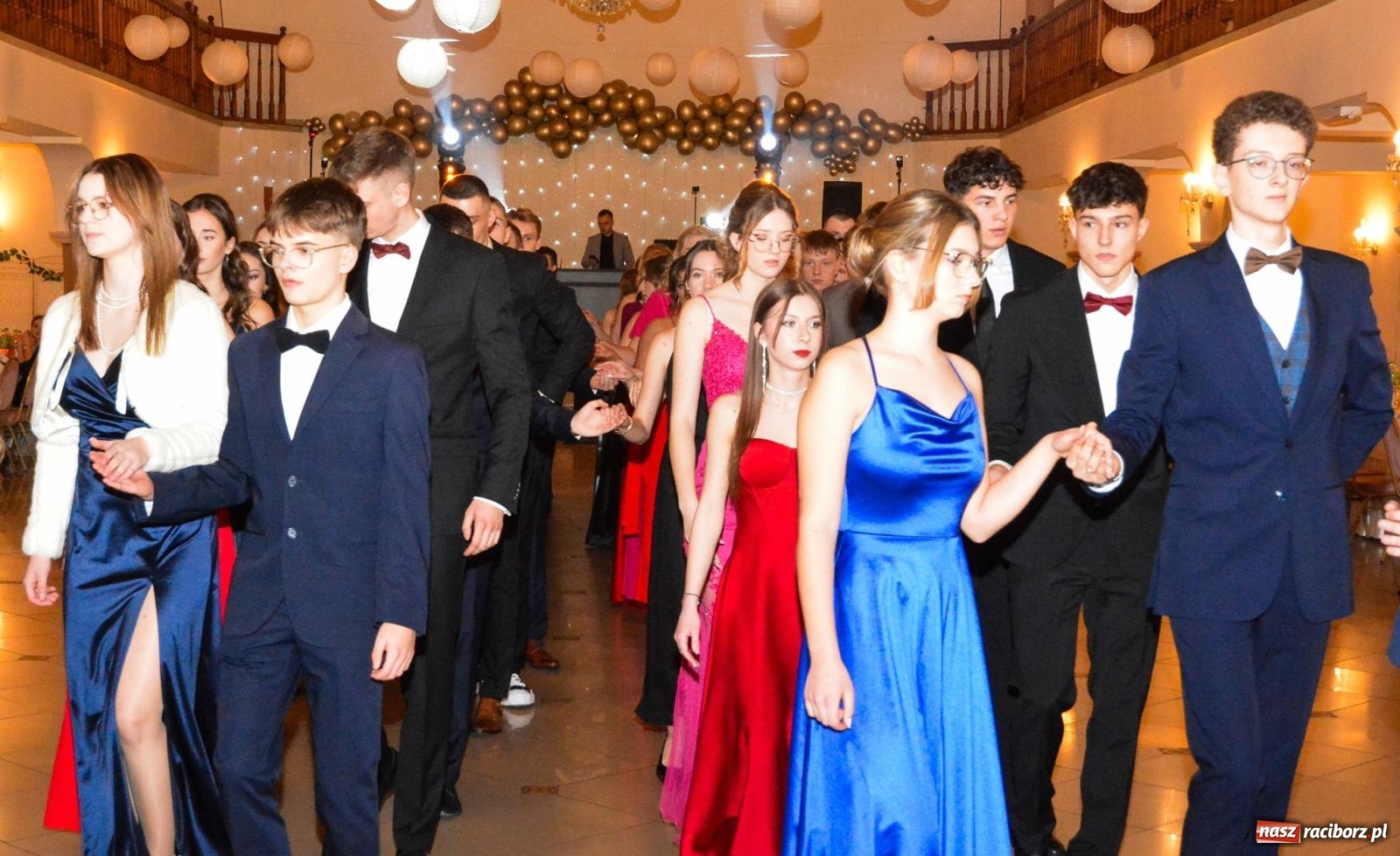 Zdjęcie w galerii na portalu naszraciborz.pl: Studniówka II LO im. Adama Mickiewicza w Raciborzu: blisko 300 osób bawi się w Rogowie wiadomości z regionu