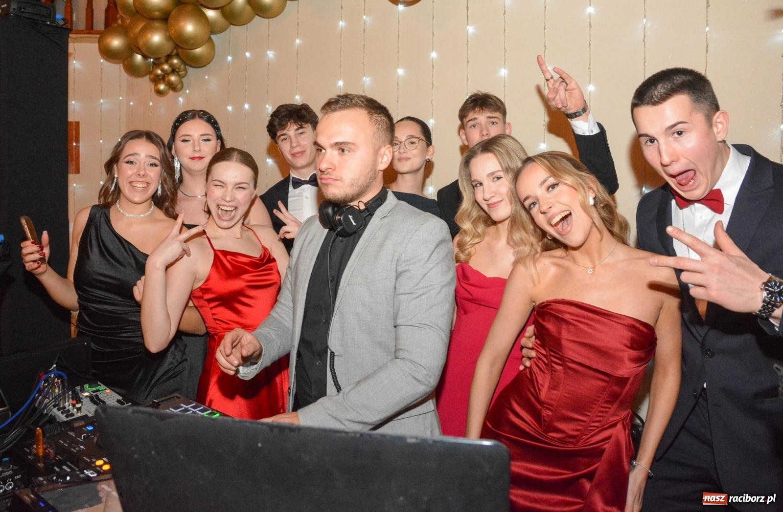 Zdjęcie w galerii na portalu naszraciborz.pl: Studniówka II LO im. Adama Mickiewicza w Raciborzu: blisko 300 osób bawi się w Rogowie wiadomości z regionu