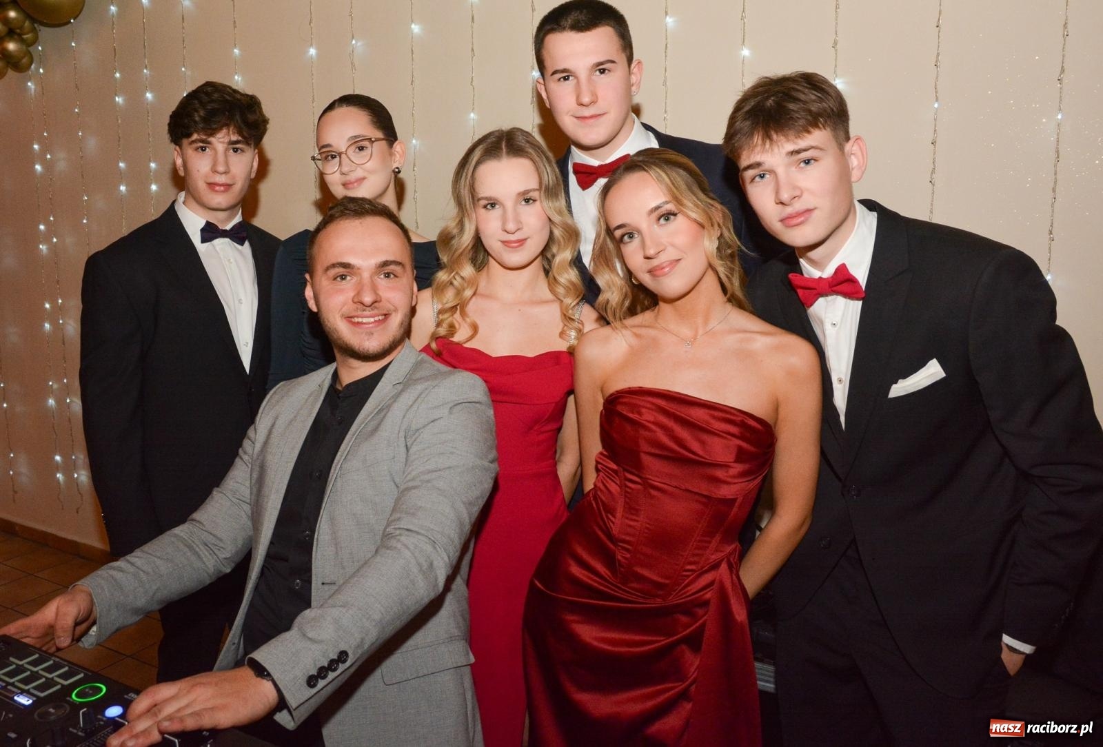 Zdjęcie w galerii na portalu naszraciborz.pl: Studniówka II LO im. Adama Mickiewicza w Raciborzu: blisko 300 osób bawi się w Rogowie wiadomości z regionu