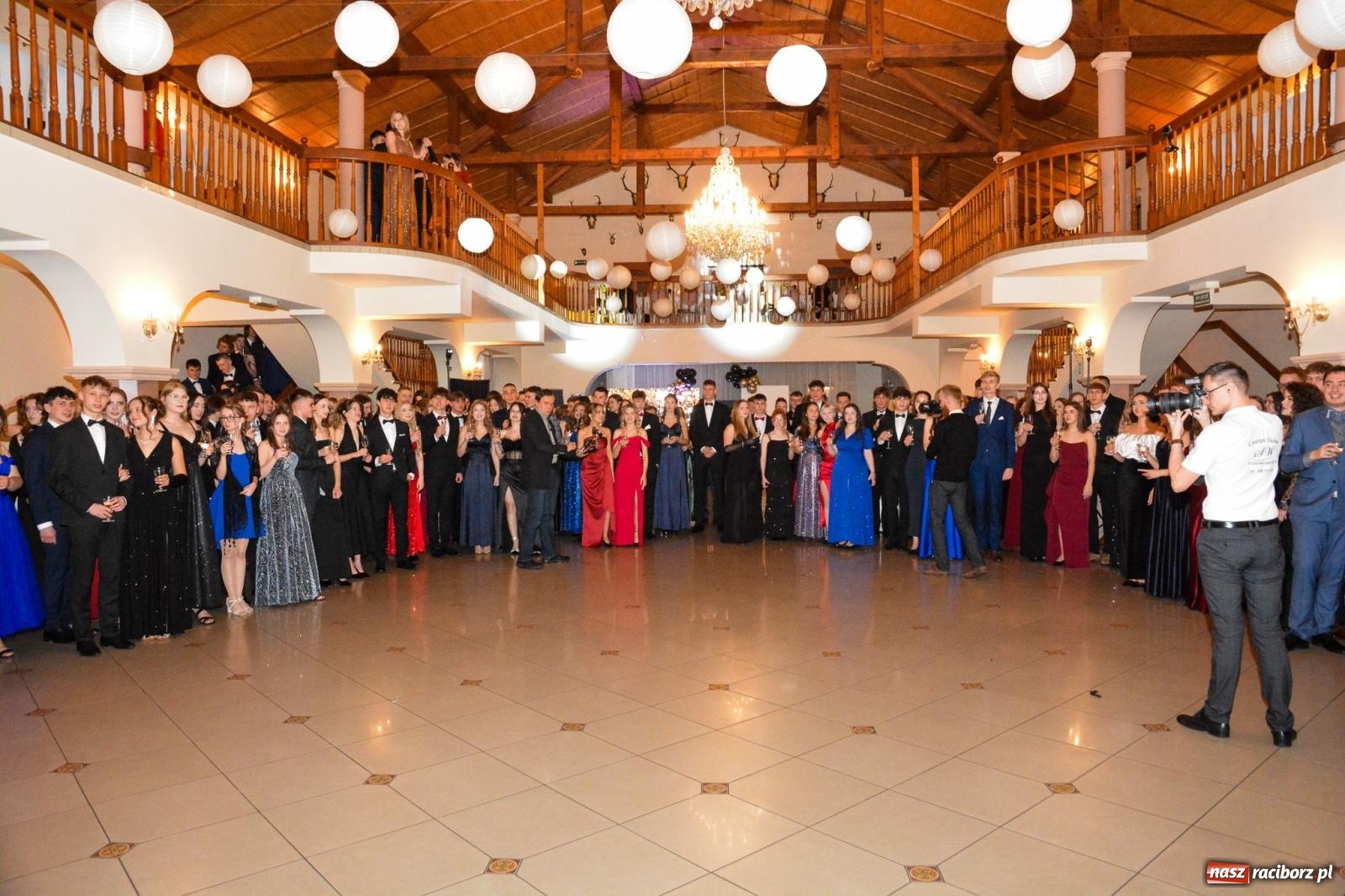 Zdjęcie w galerii na portalu naszraciborz.pl: Studniówka II LO im. Adama Mickiewicza w Raciborzu: blisko 300 osób bawi się w Rogowie wiadomości z regionu