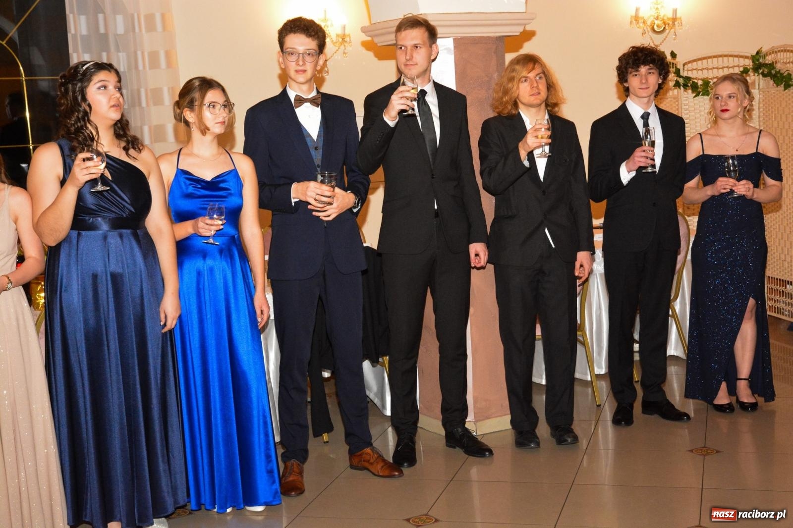 Zdjęcie w galerii na portalu naszraciborz.pl: Studniówka II LO im. Adama Mickiewicza w Raciborzu: blisko 300 osób bawi się w Rogowie wiadomości z regionu