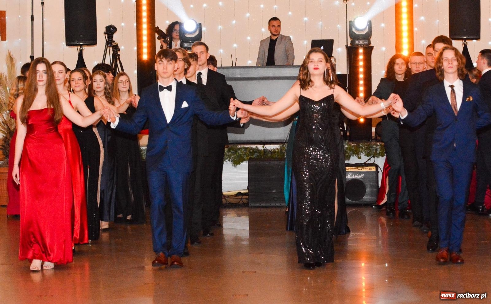 Zdjęcie w galerii na portalu naszraciborz.pl: Studniówka II LO im. Adama Mickiewicza w Raciborzu: blisko 300 osób bawi się w Rogowie wiadomości z regionu