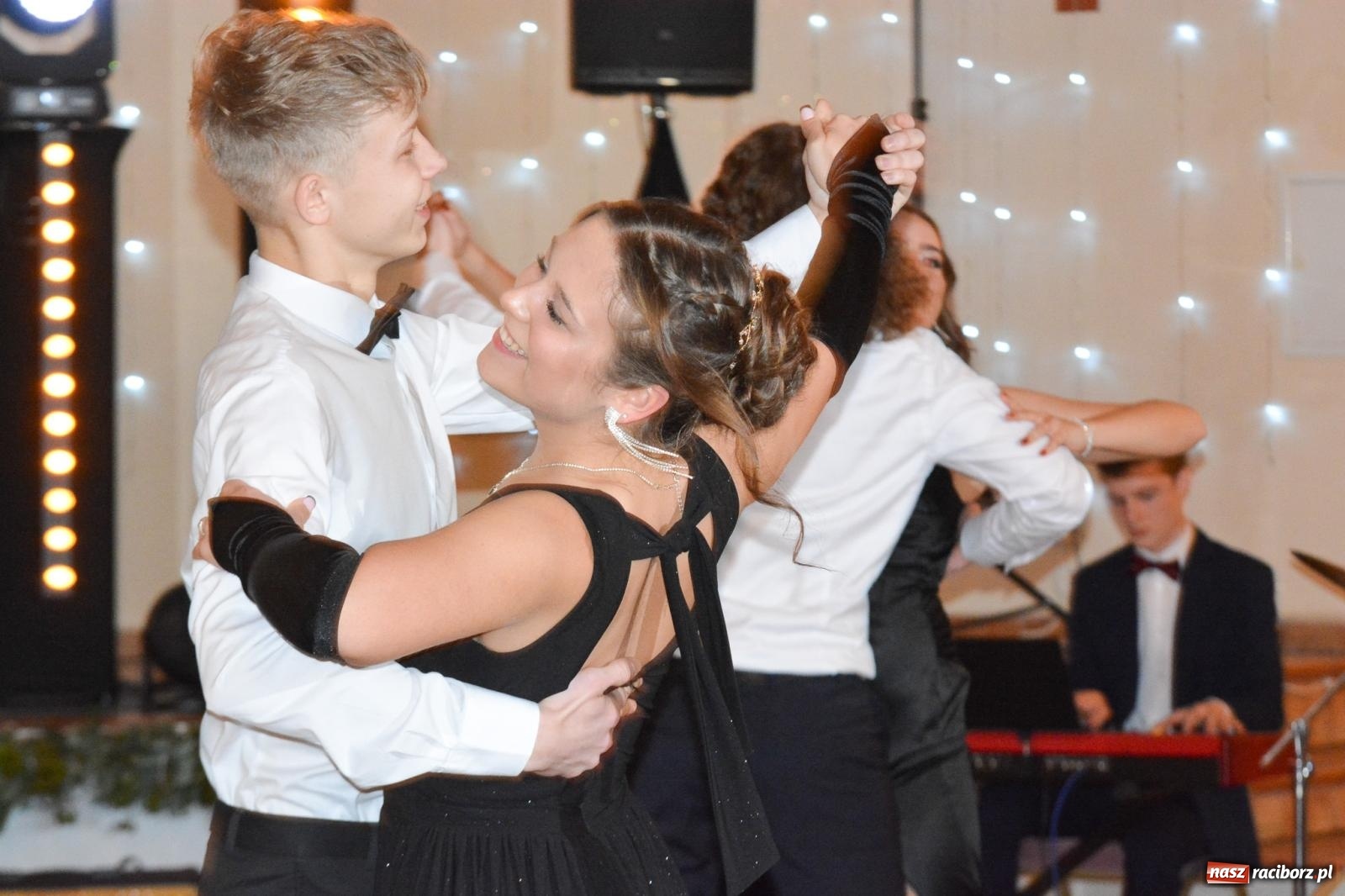 Zdjęcie w galerii na portalu naszraciborz.pl: Studniówka II LO im. Adama Mickiewicza w Raciborzu: blisko 300 osób bawi się w Rogowie wiadomości z regionu