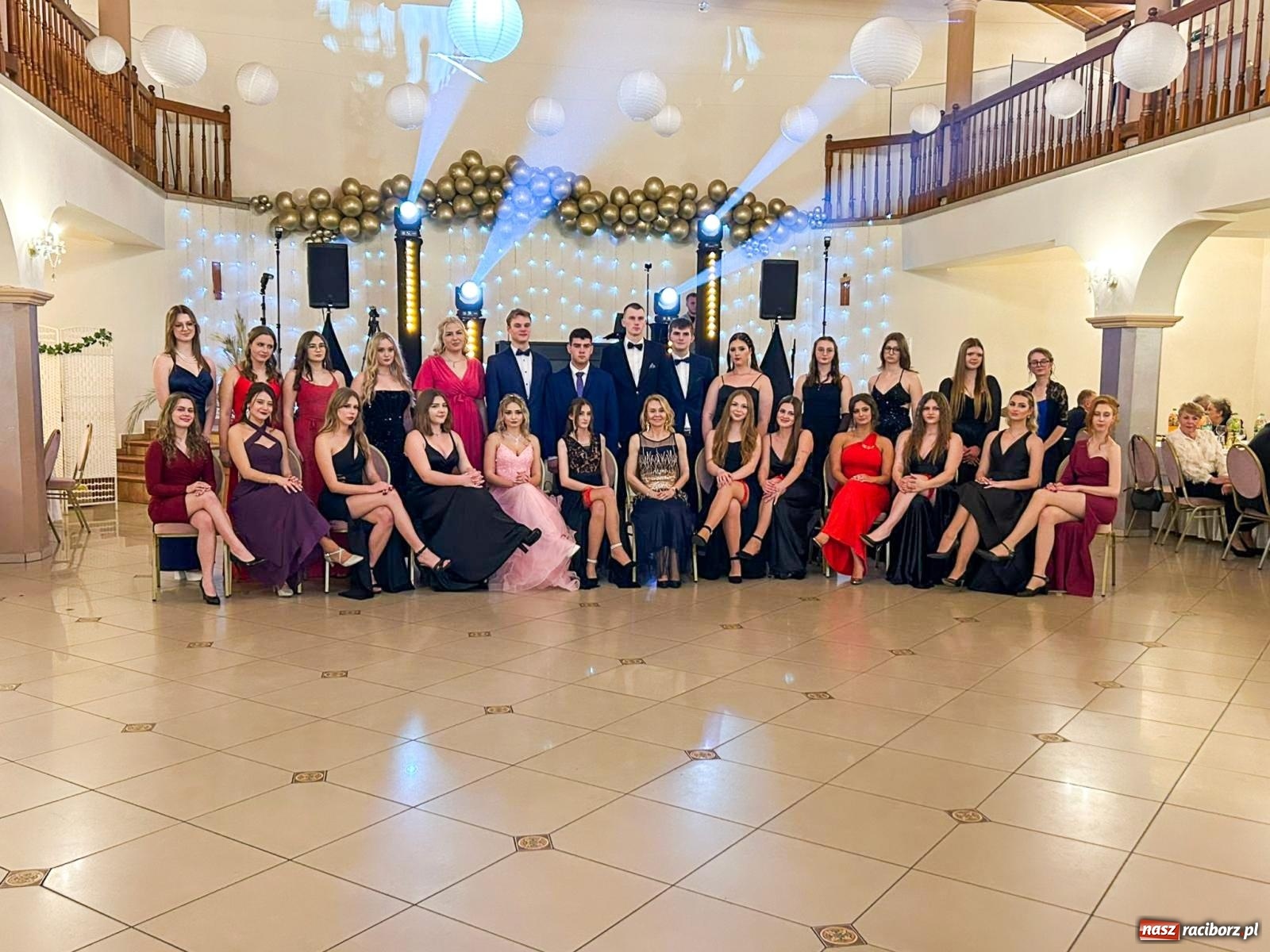 Zdjęcie w galerii na portalu naszraciborz.pl: Studniówka II LO im. Adama Mickiewicza w Raciborzu: blisko 300 osób bawi się w Rogowie wiadomości z regionu