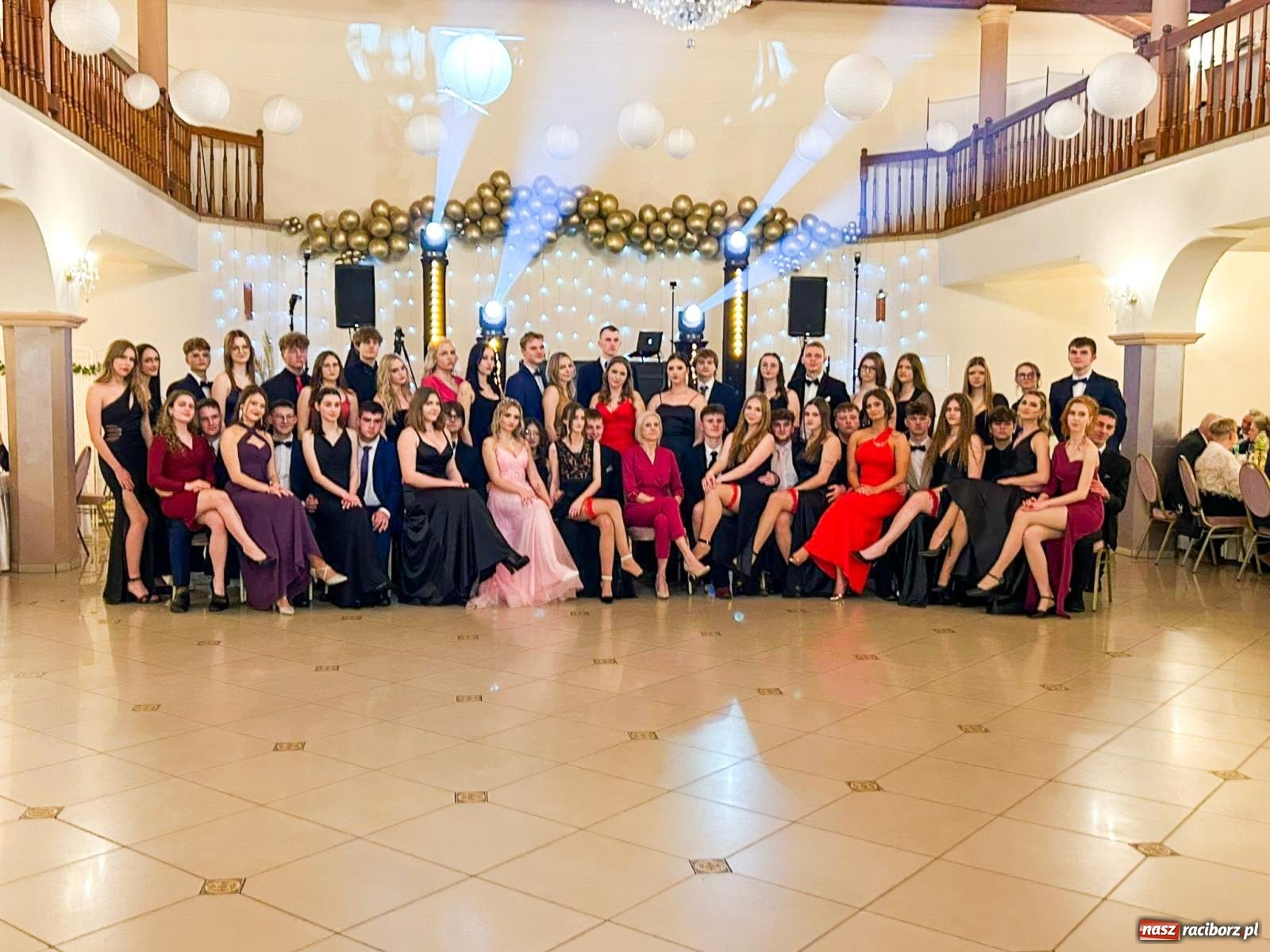 Zdjęcie w galerii na portalu naszraciborz.pl: Studniówka II LO im. Adama Mickiewicza w Raciborzu: blisko 300 osób bawi się w Rogowie wiadomości z regionu