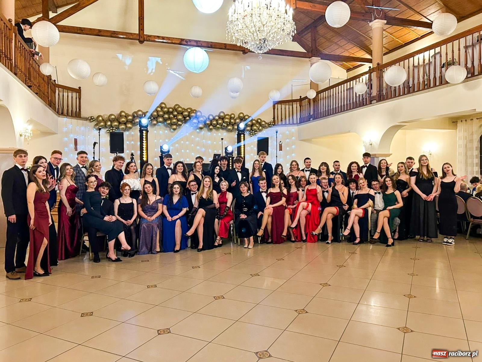 Zdjęcie w galerii na portalu naszraciborz.pl: Studniówka II LO im. Adama Mickiewicza w Raciborzu: blisko 300 osób bawi się w Rogowie wiadomości z regionu