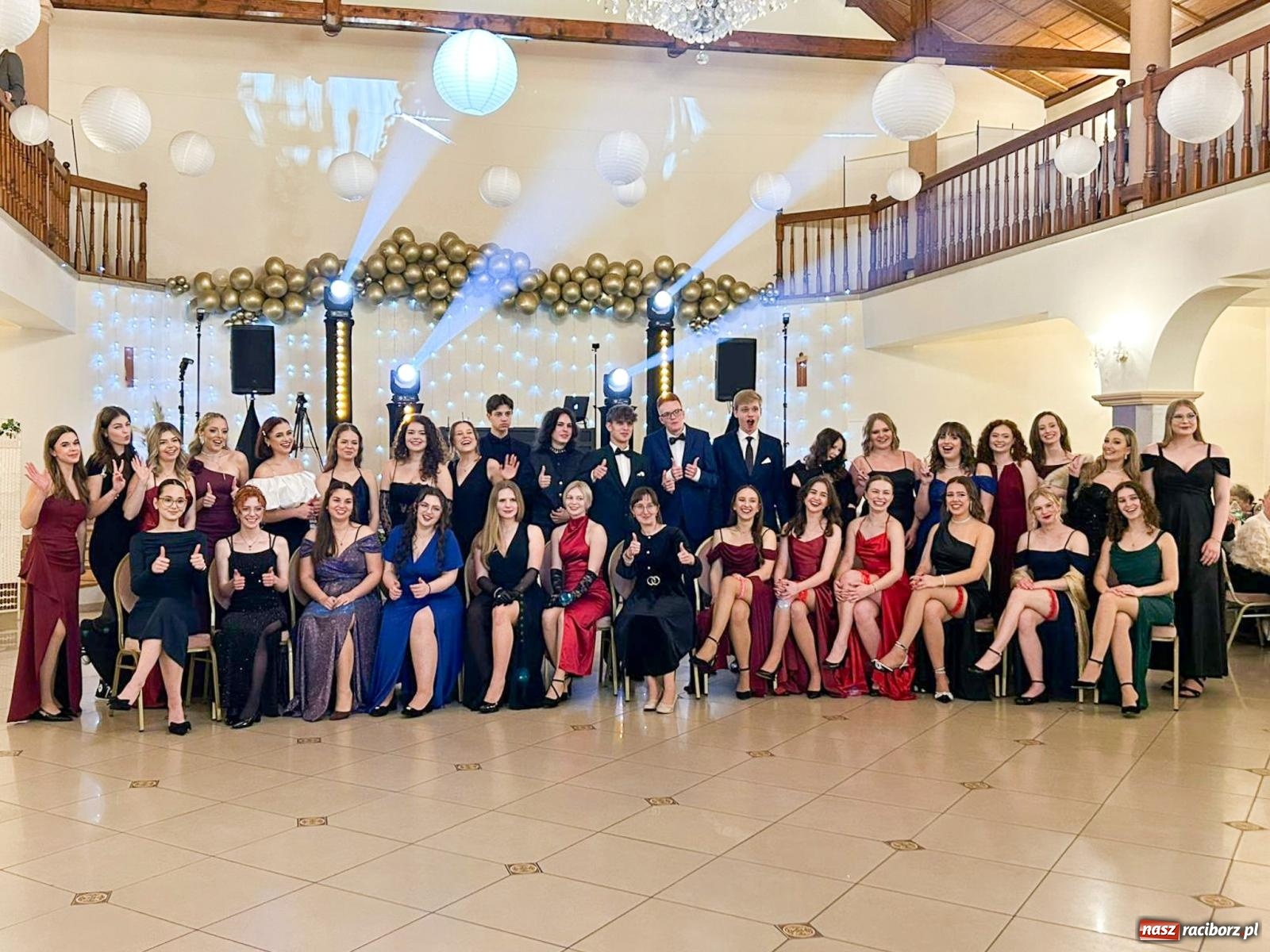 Zdjęcie w galerii na portalu naszraciborz.pl: Studniówka II LO im. Adama Mickiewicza w Raciborzu: blisko 300 osób bawi się w Rogowie wiadomości z regionu