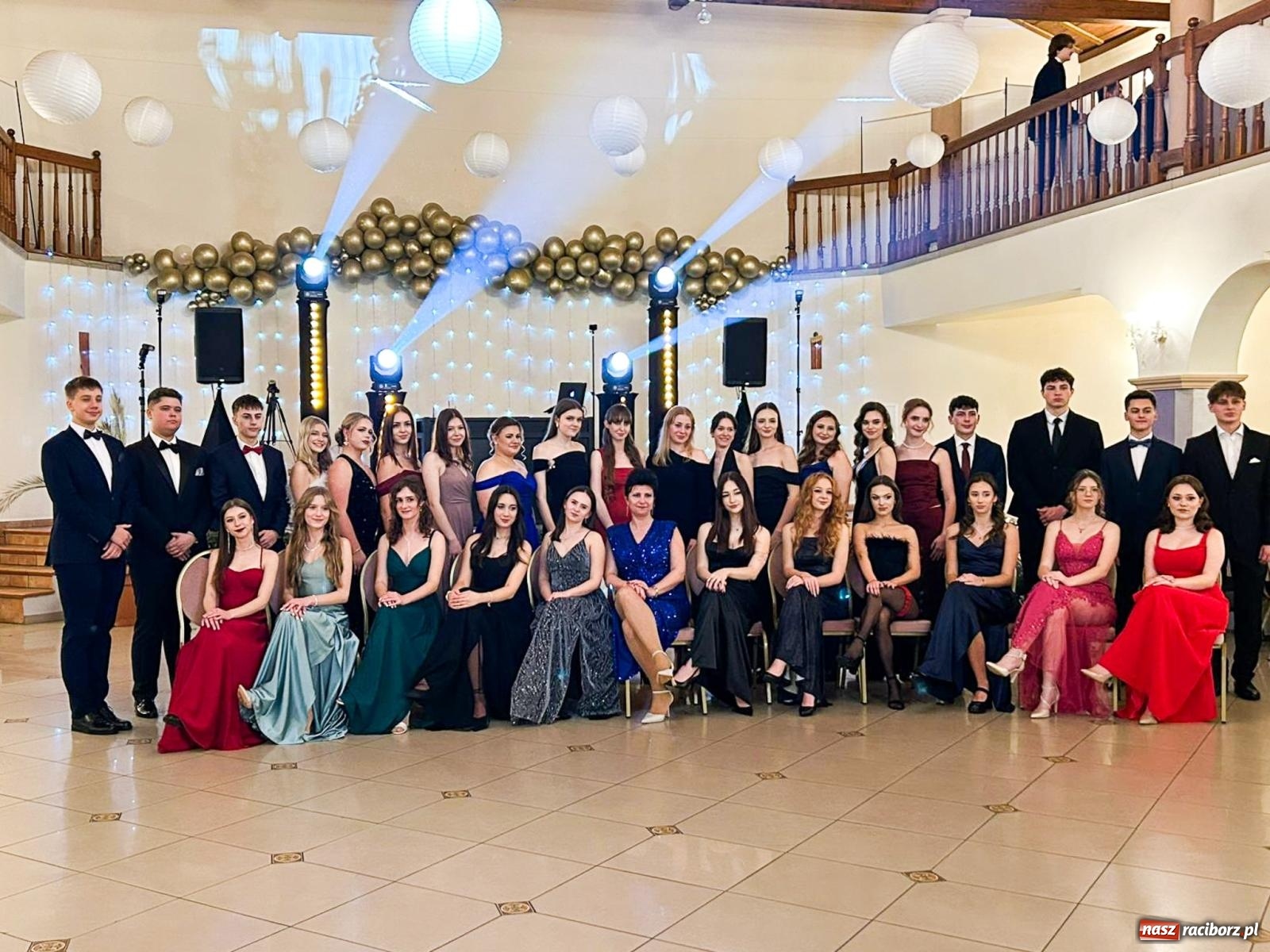 Zdjęcie w galerii na portalu naszraciborz.pl: Studniówka II LO im. Adama Mickiewicza w Raciborzu: blisko 300 osób bawi się w Rogowie wiadomości z regionu