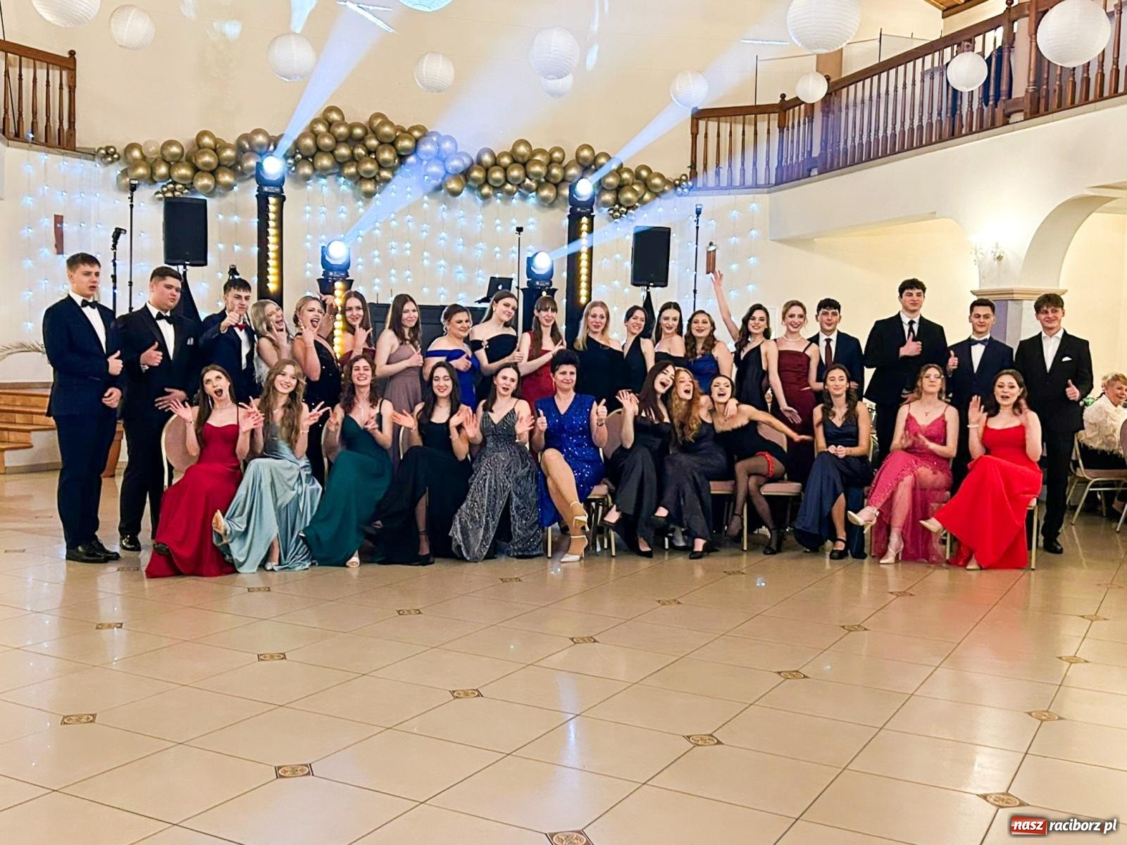 Zdjęcie w galerii na portalu naszraciborz.pl: Studniówka II LO im. Adama Mickiewicza w Raciborzu: blisko 300 osób bawi się w Rogowie wiadomości z regionu