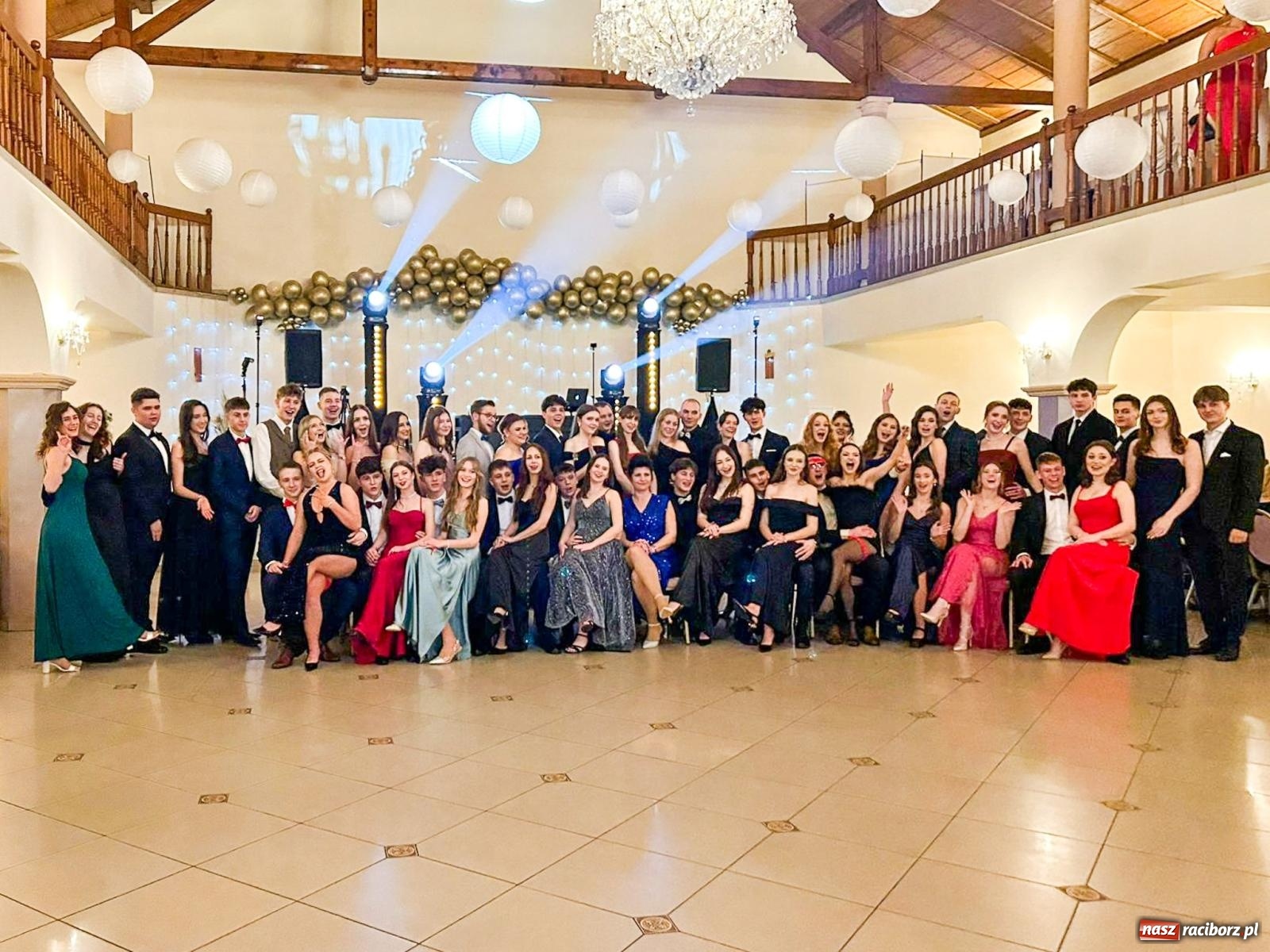 Zdjęcie w galerii na portalu naszraciborz.pl: Studniówka II LO im. Adama Mickiewicza w Raciborzu: blisko 300 osób bawi się w Rogowie wiadomości z regionu