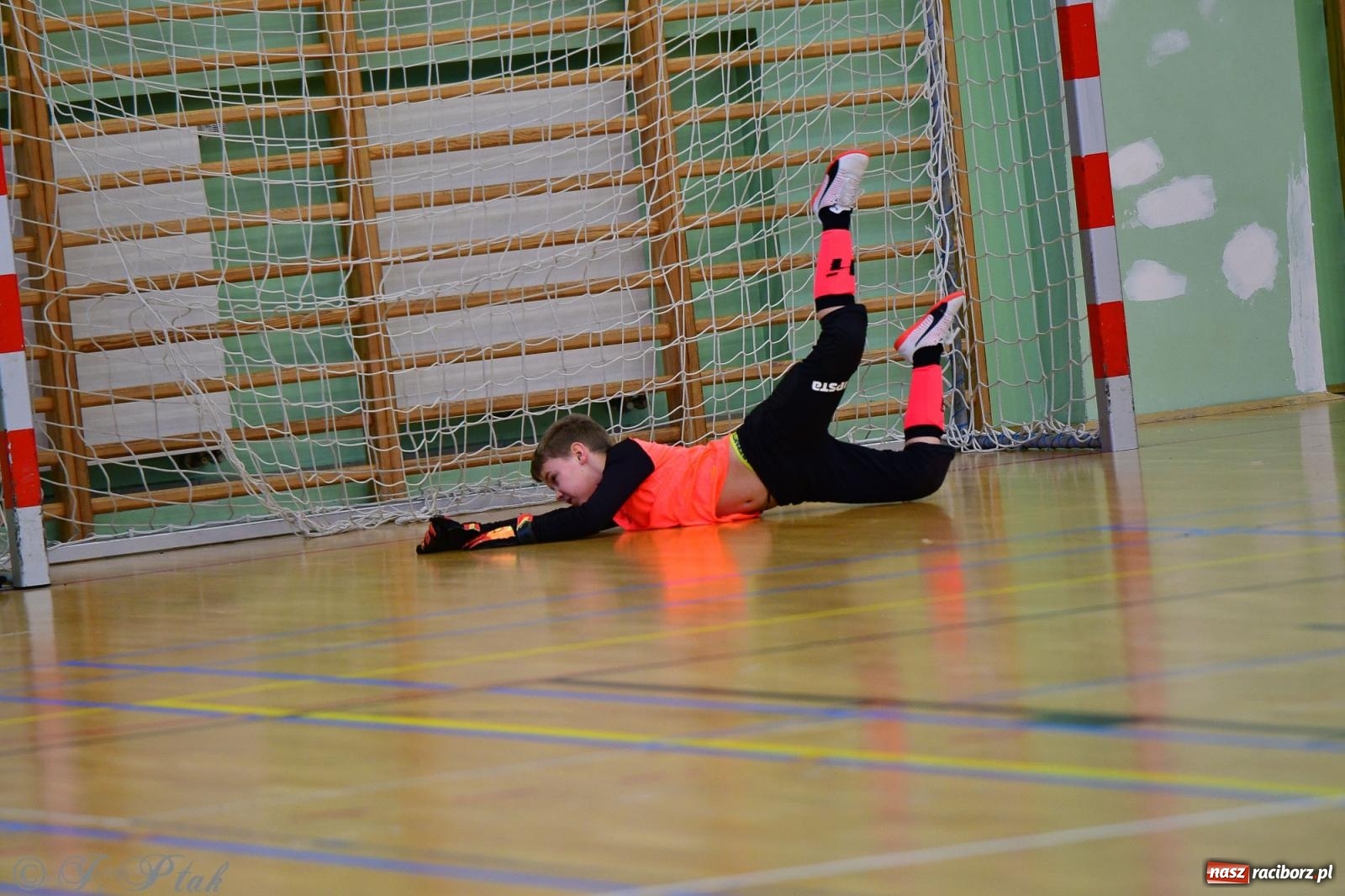 Zdjęcie w galerii na portalu naszraciborz.pl: Piłkarska rywalizacja rocznika 2016. Kolejny turniej fundacji Junior Trening [FOTO] wiadomości z regionu