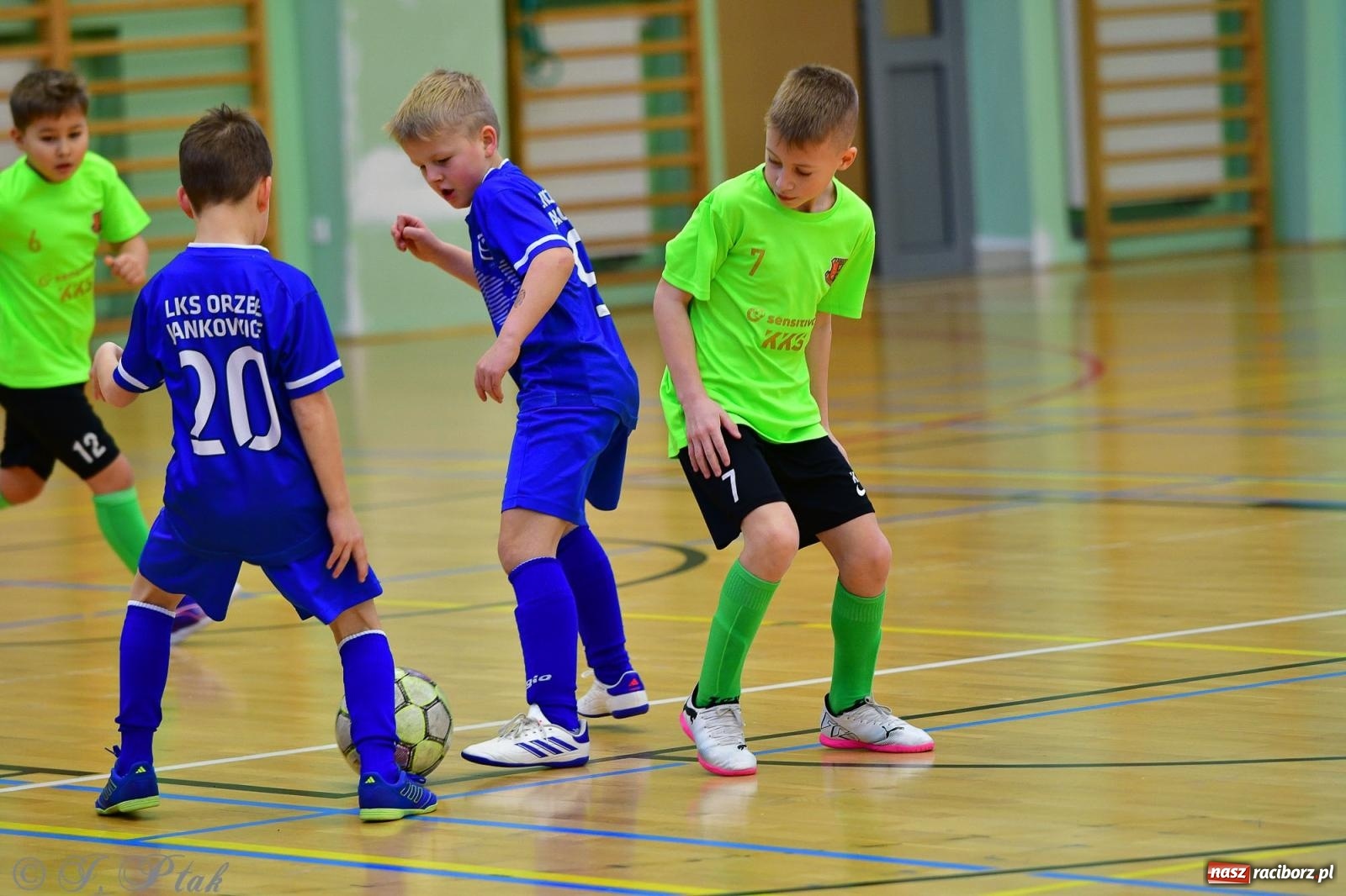 Zdjęcie w galerii na portalu naszraciborz.pl: Piłkarska rywalizacja rocznika 2016. Kolejny turniej fundacji Junior Trening [FOTO] wiadomości z regionu