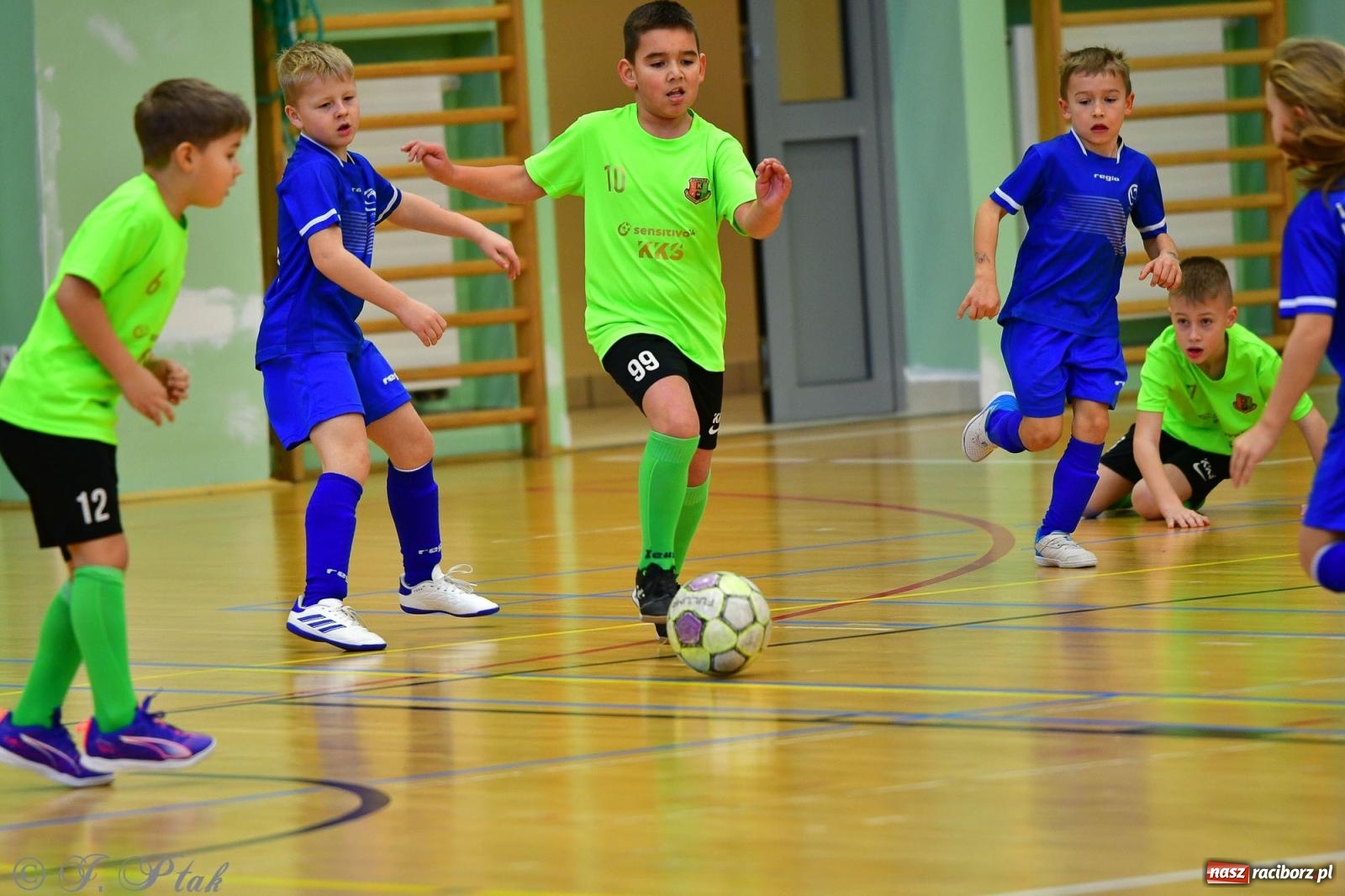 Zdjęcie w galerii na portalu naszraciborz.pl: Piłkarska rywalizacja rocznika 2016. Kolejny turniej fundacji Junior Trening [FOTO] wiadomości z regionu