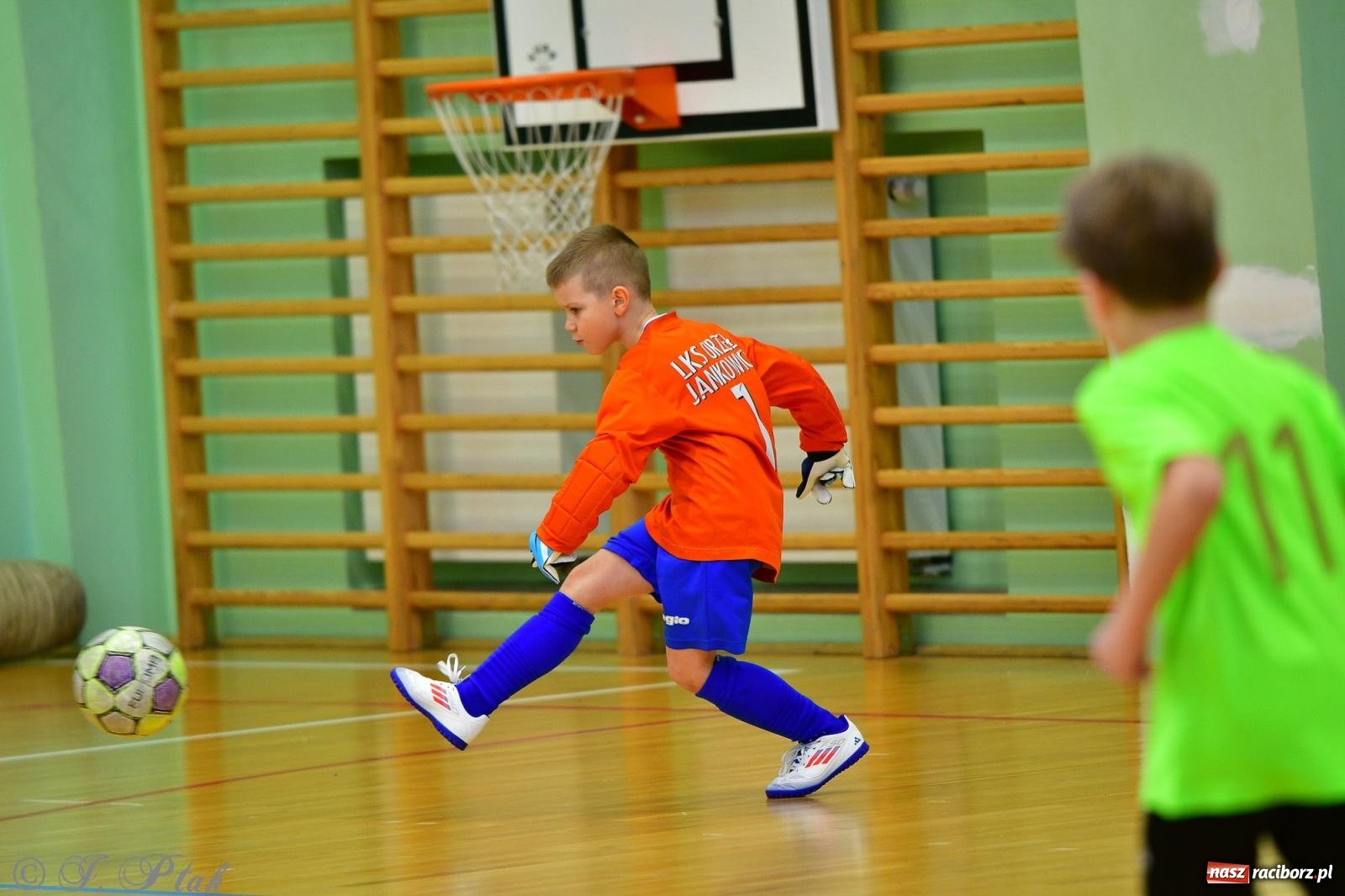 Zdjęcie w galerii na portalu naszraciborz.pl: Piłkarska rywalizacja rocznika 2016. Kolejny turniej fundacji Junior Trening [FOTO] wiadomości z regionu
