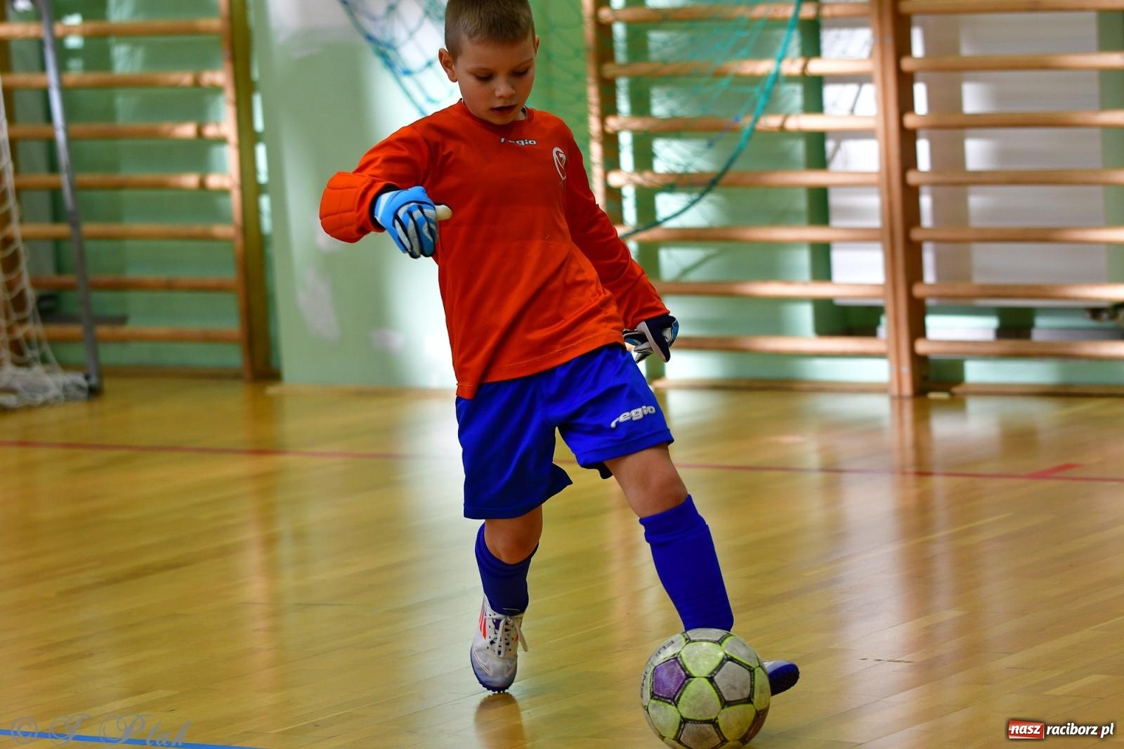Zdjęcie w galerii na portalu naszraciborz.pl: Piłkarska rywalizacja rocznika 2016. Kolejny turniej fundacji Junior Trening [FOTO] wiadomości z regionu