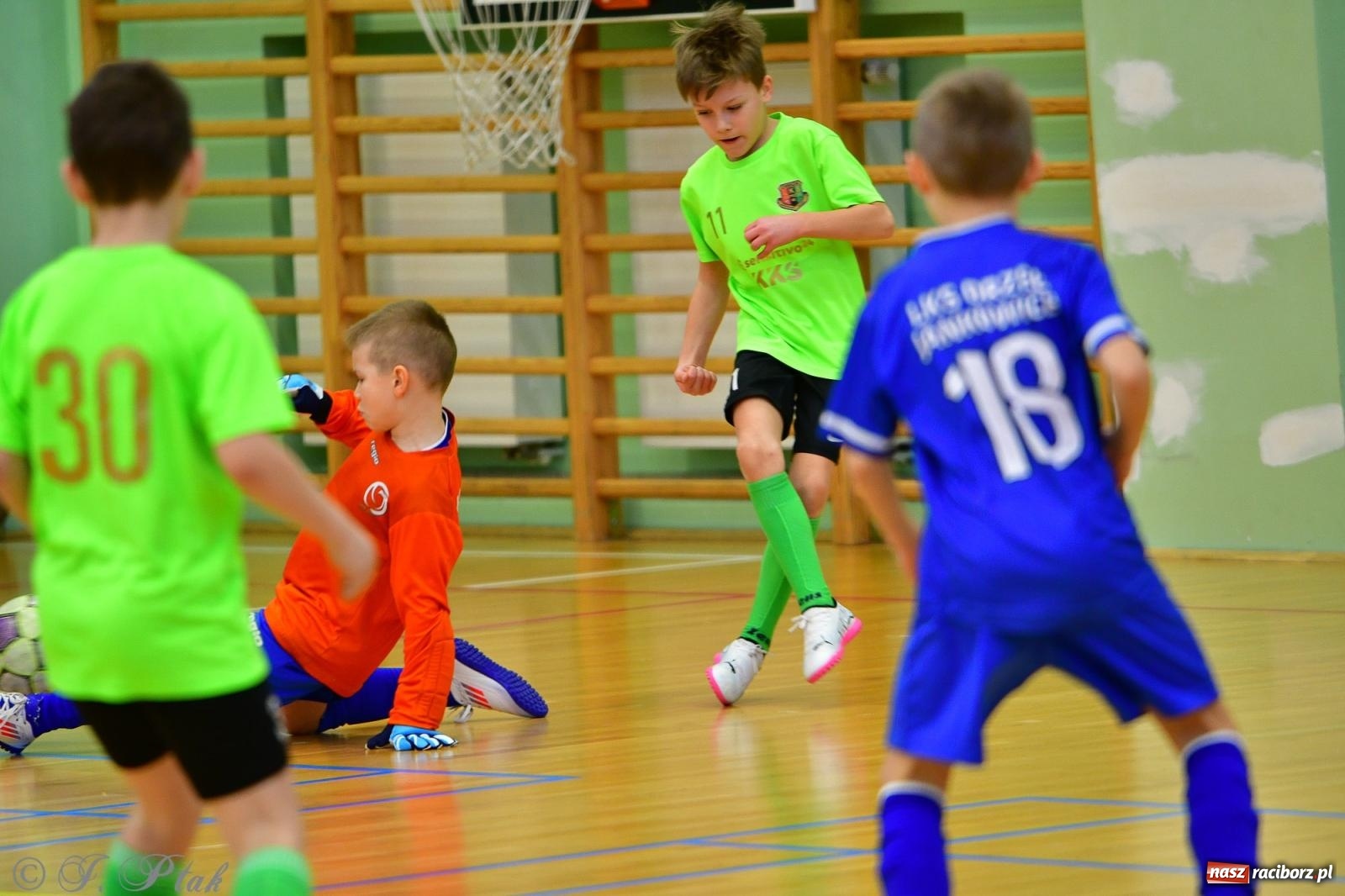 Zdjęcie w galerii na portalu naszraciborz.pl: Piłkarska rywalizacja rocznika 2016. Kolejny turniej fundacji Junior Trening [FOTO] wiadomości z regionu
